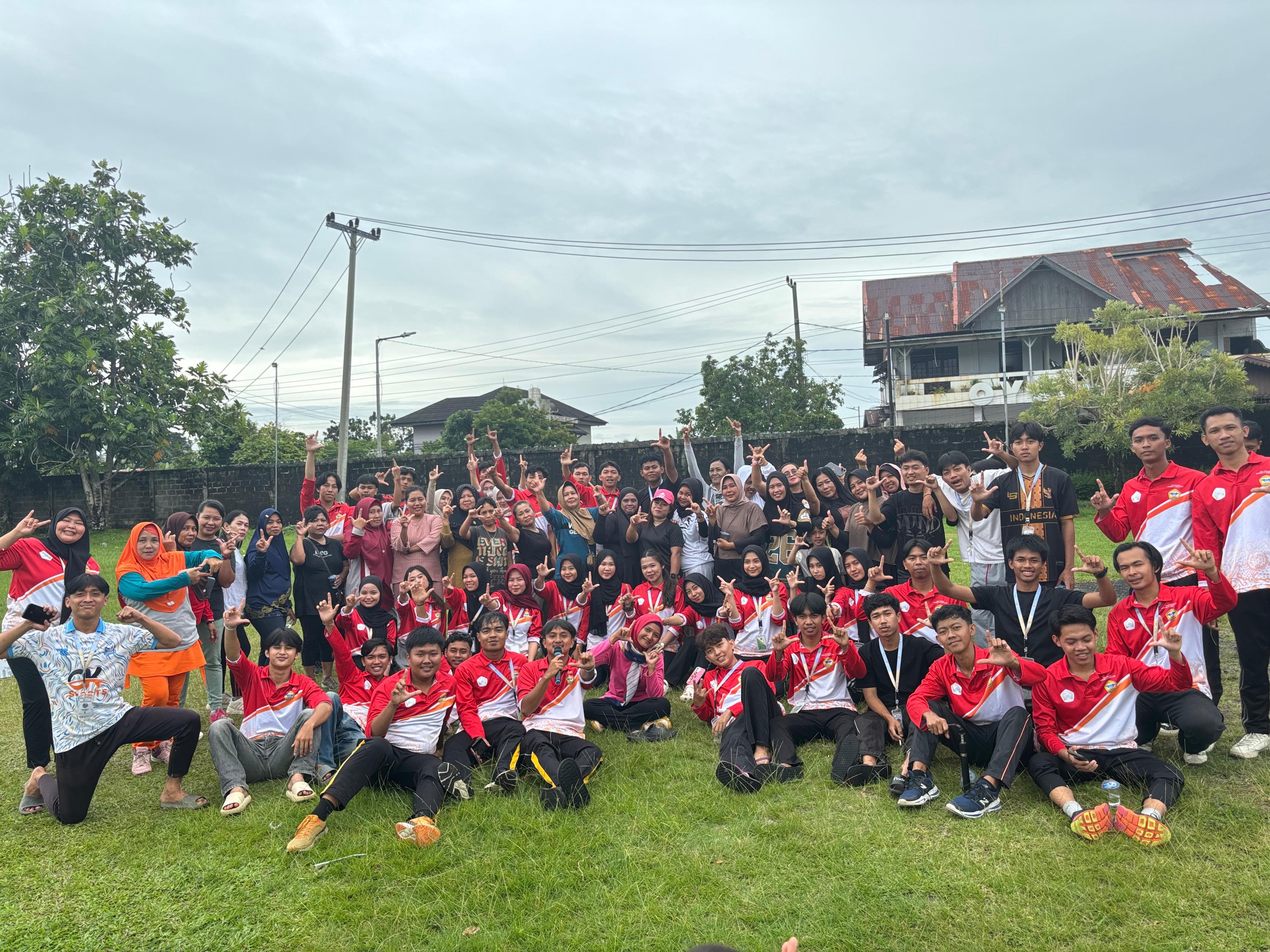 Foto sesudah senam bersama warga kelurahan anggut bawah dan semua anggota kkn-t di kelurahan anggut bawah…#kelompok 53