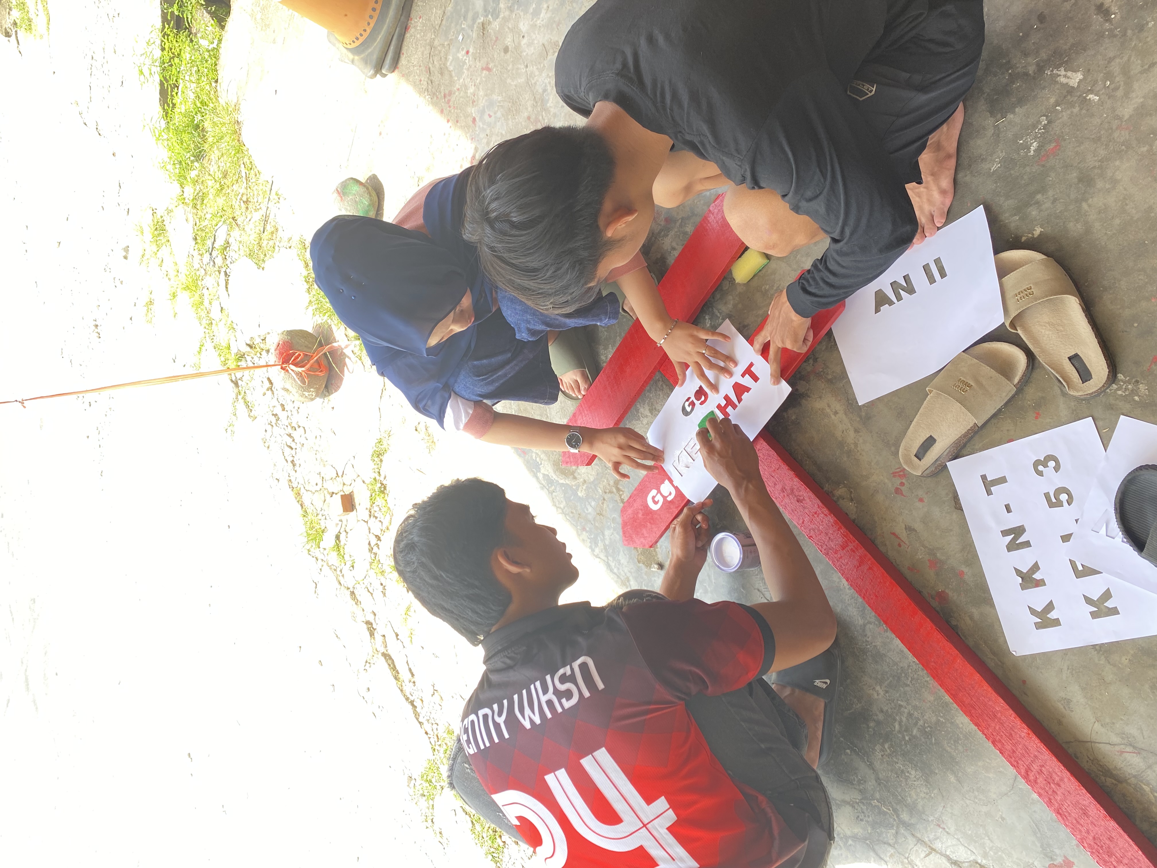 Pengecatan pemberian nama plang gang