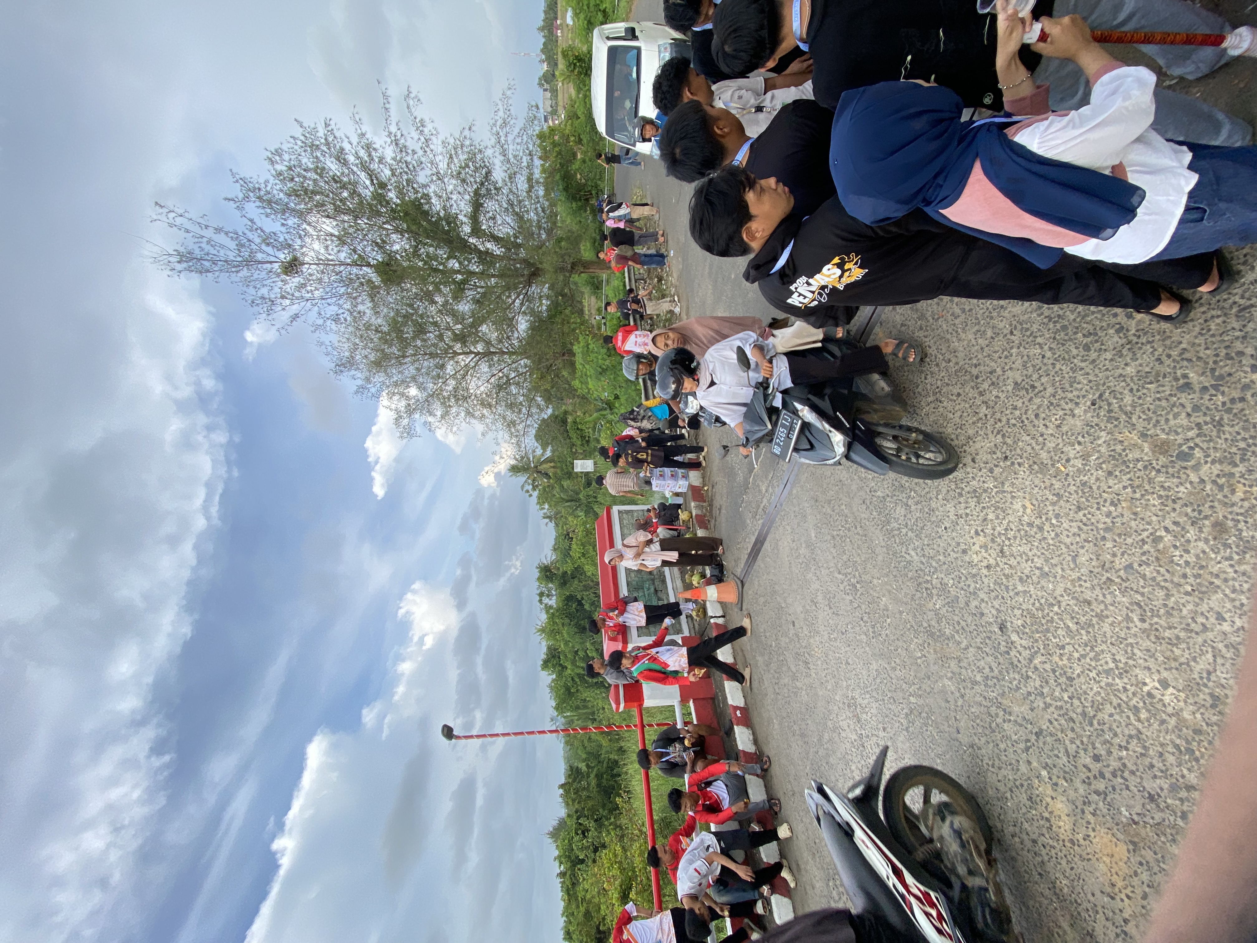 Kegiatan membersihkan daerah jembatan kualo yang akan di jadikan taman