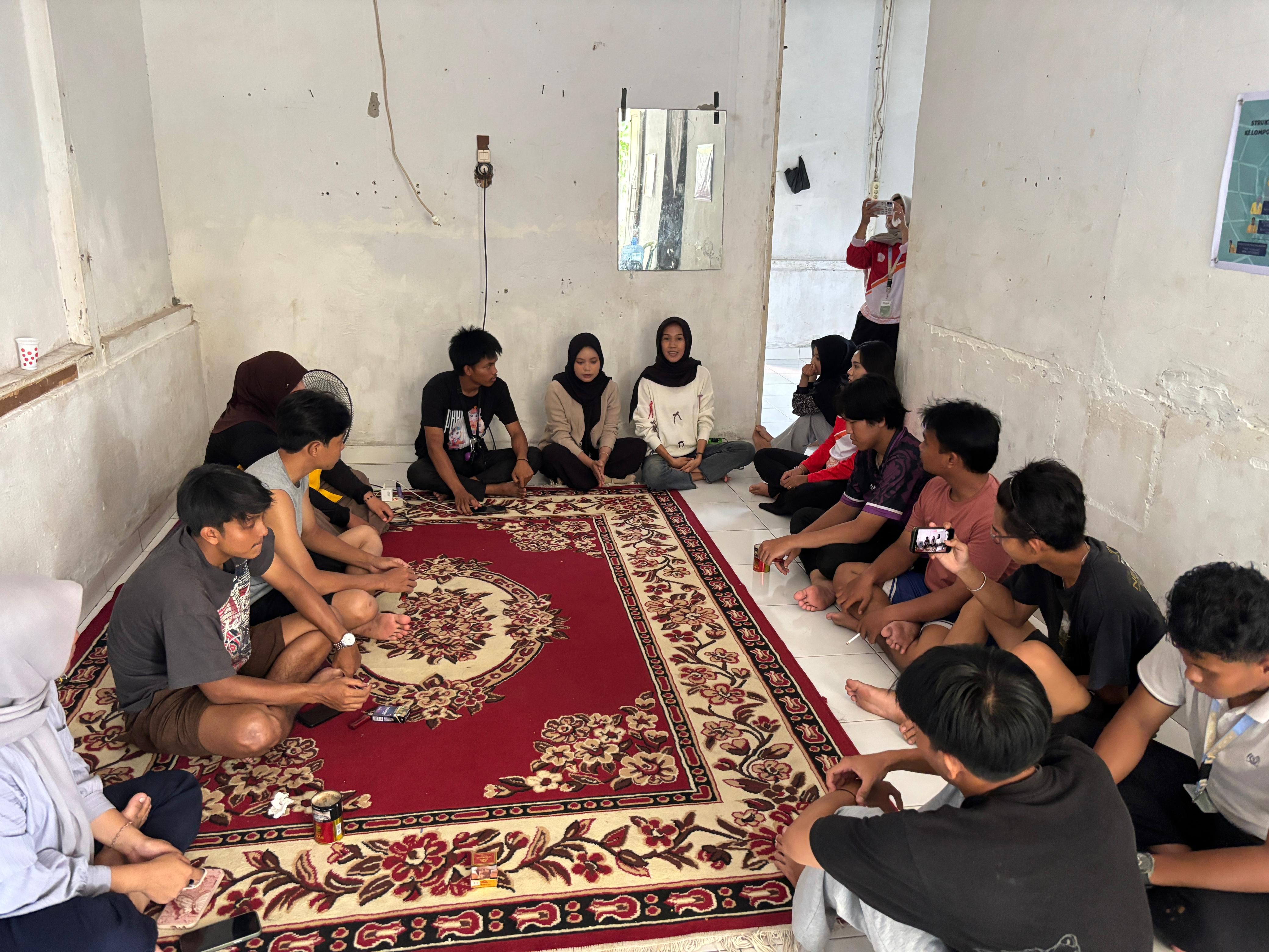 Rapat sekaligus pembentukan panitia untuk lomba voli antar rt dan mahasiswa kknt yang ada di kelurahan anggut bawah