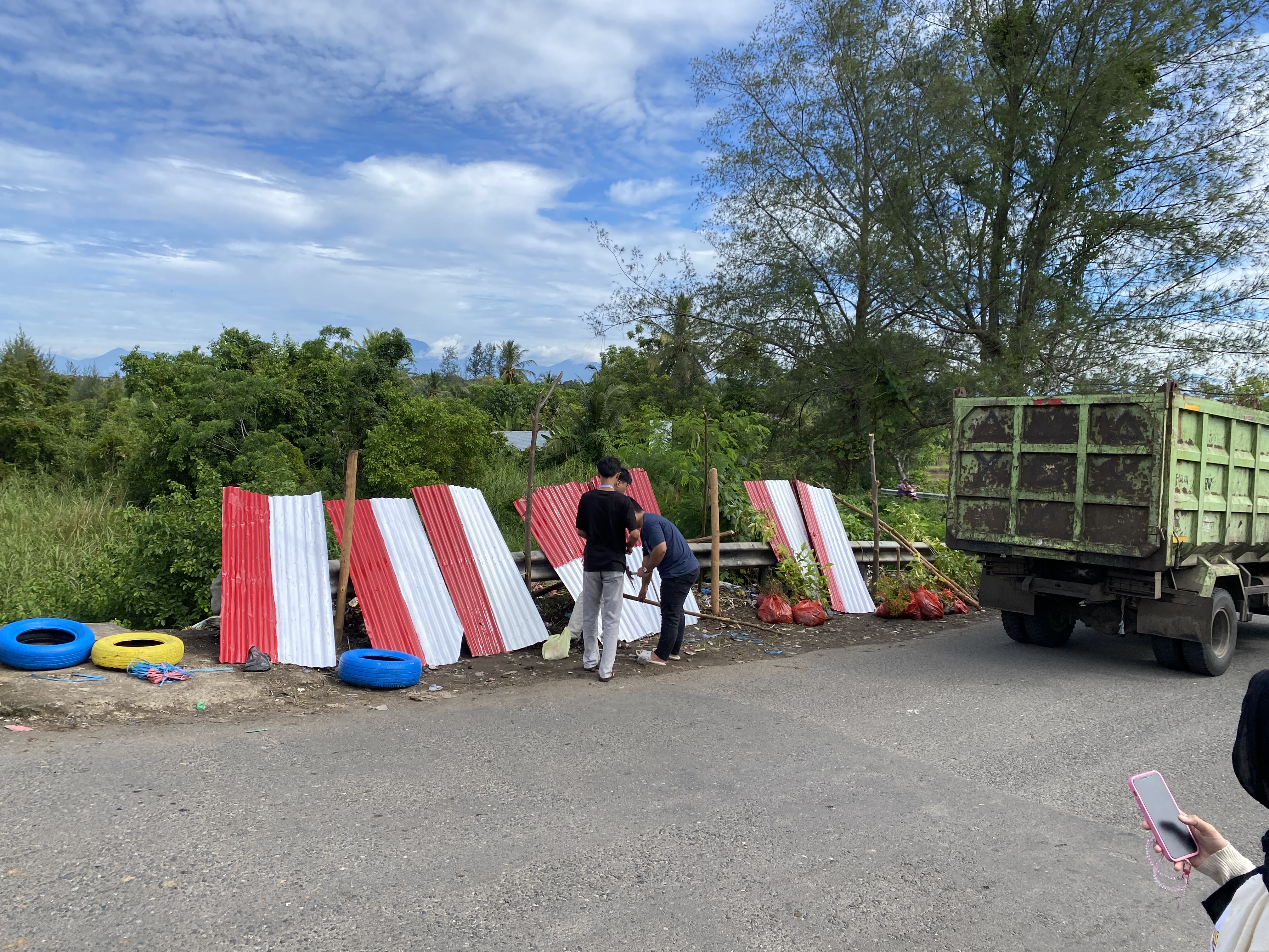 Pemasangan pancang dan seng untuk di taman jembatan kualo