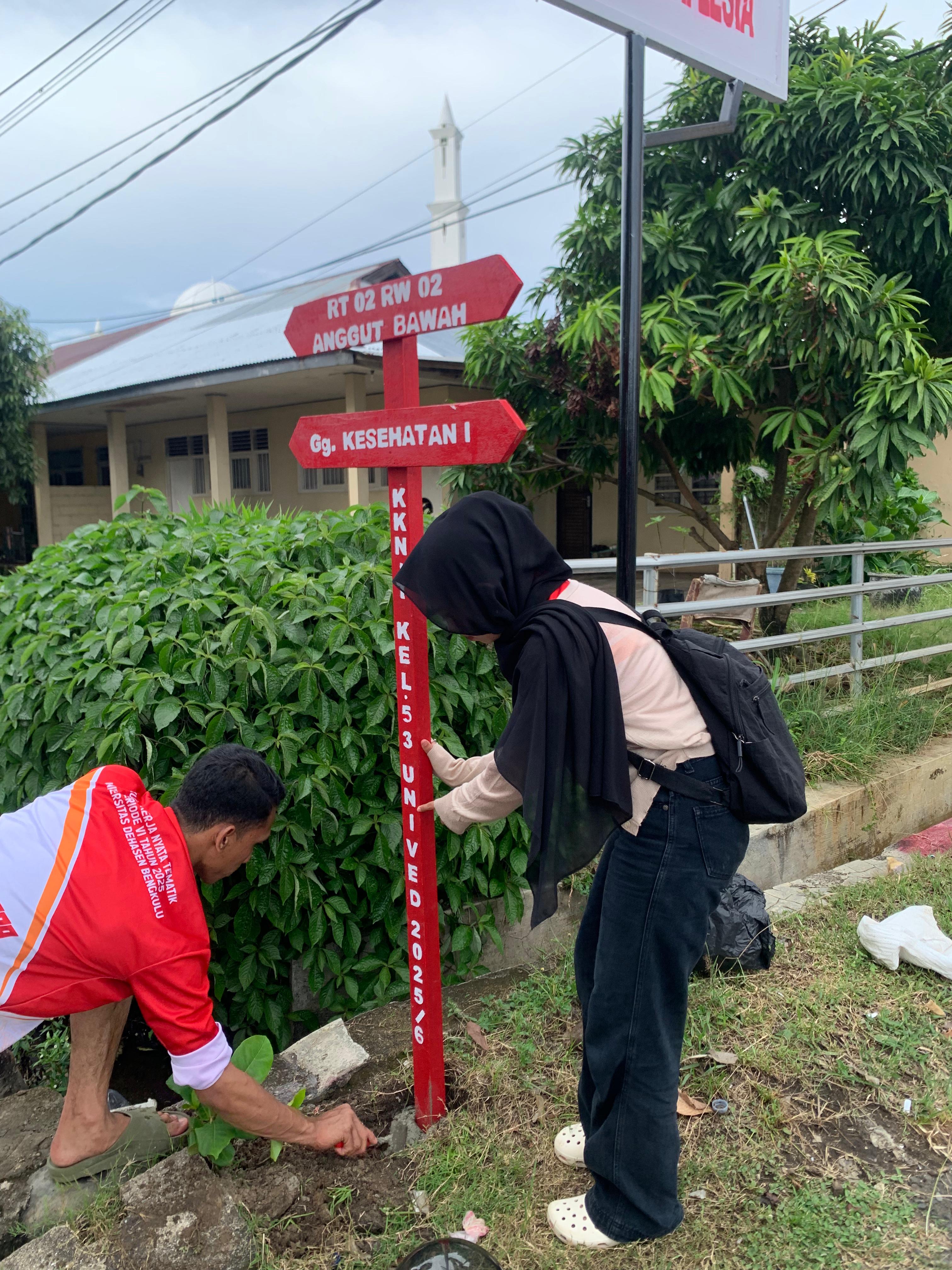 Pemasangan proker plang gang rt02 rw02 kelurahan anggut bawah