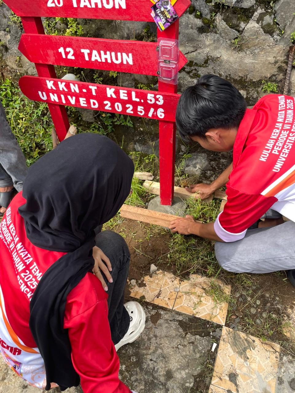Pemasangan proker papan edukasi sampah di jalan nala rt02 rw02 depan rumah ibu rt02