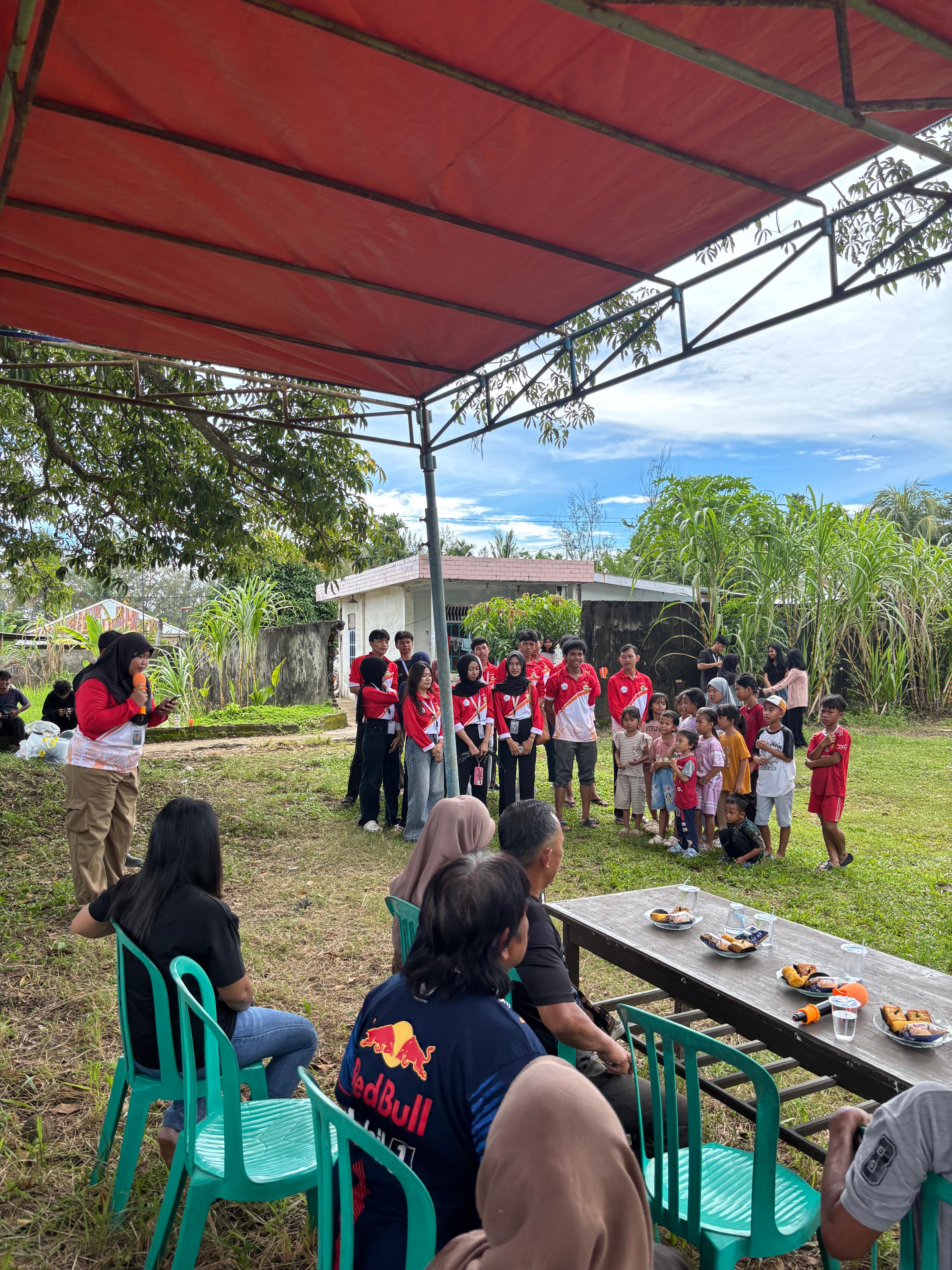 Kegiatan pembukaan hari pertama lomba anak anak di kelurahan anggut bawah