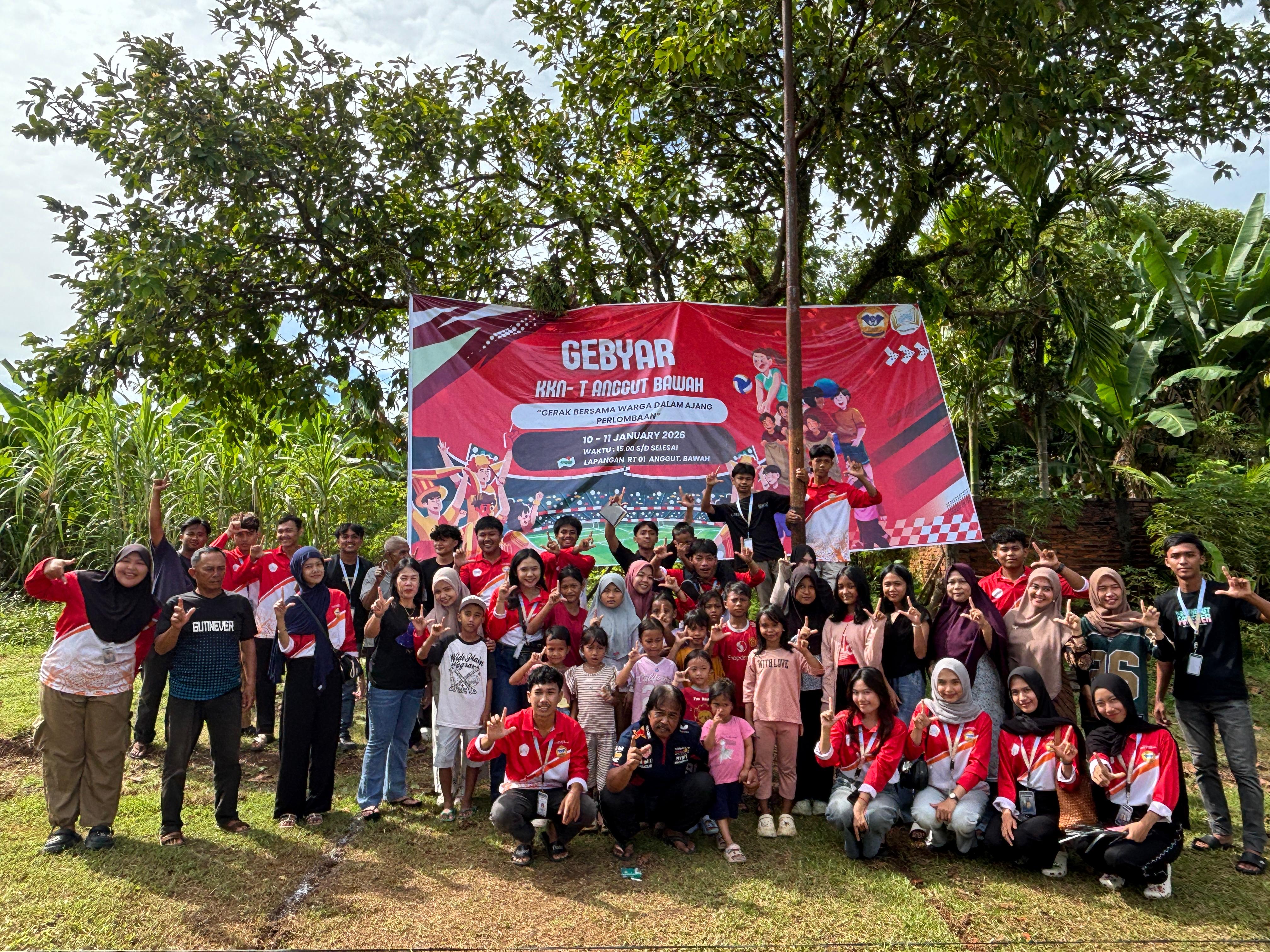 Kegiatan foto bersama anak anak kelurahan anggut bawah dan mahasiswa kkn sesudah selesai acara di hari pertama