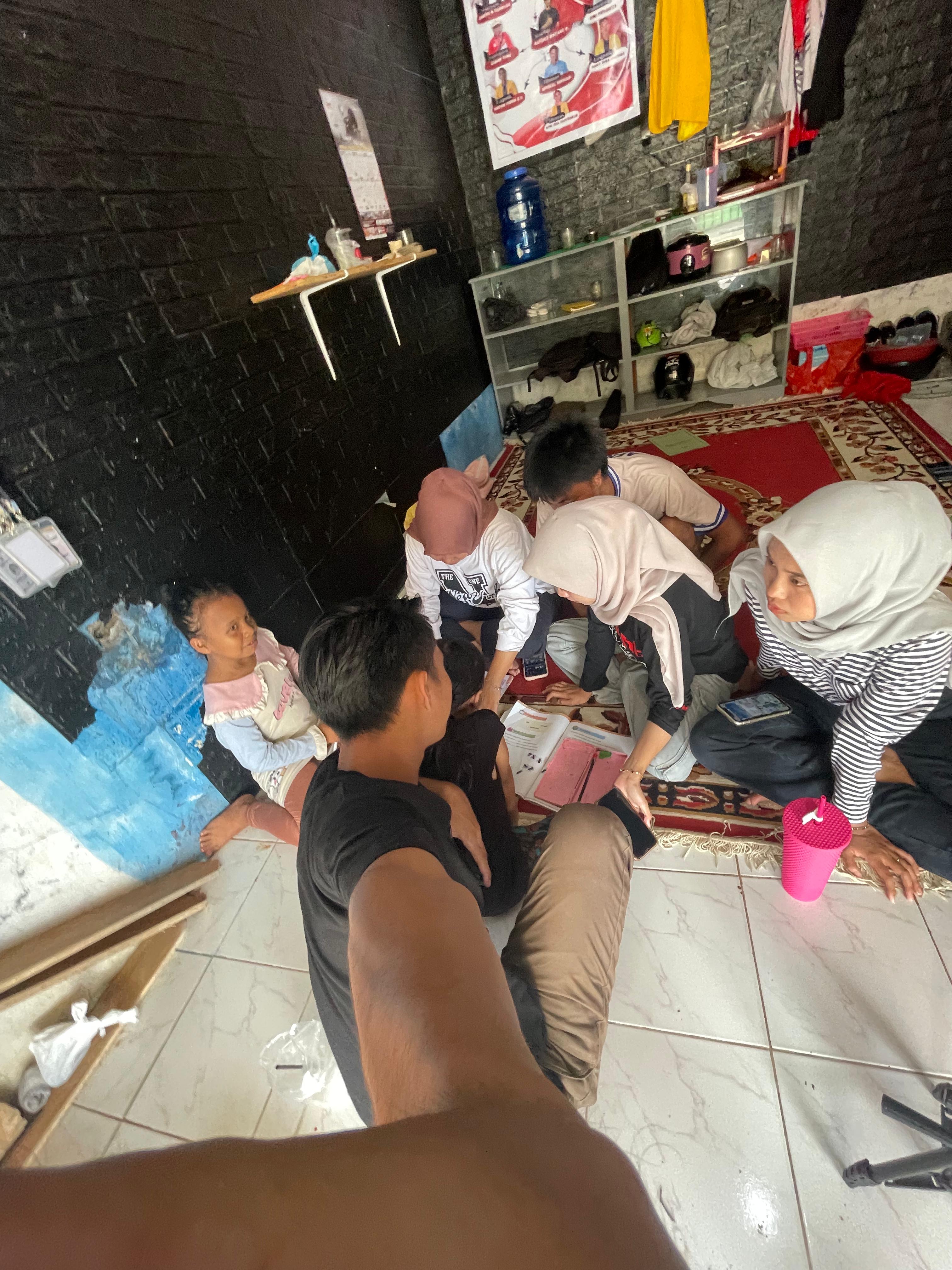 membantu anak anak mengerjakan tugas sekolah