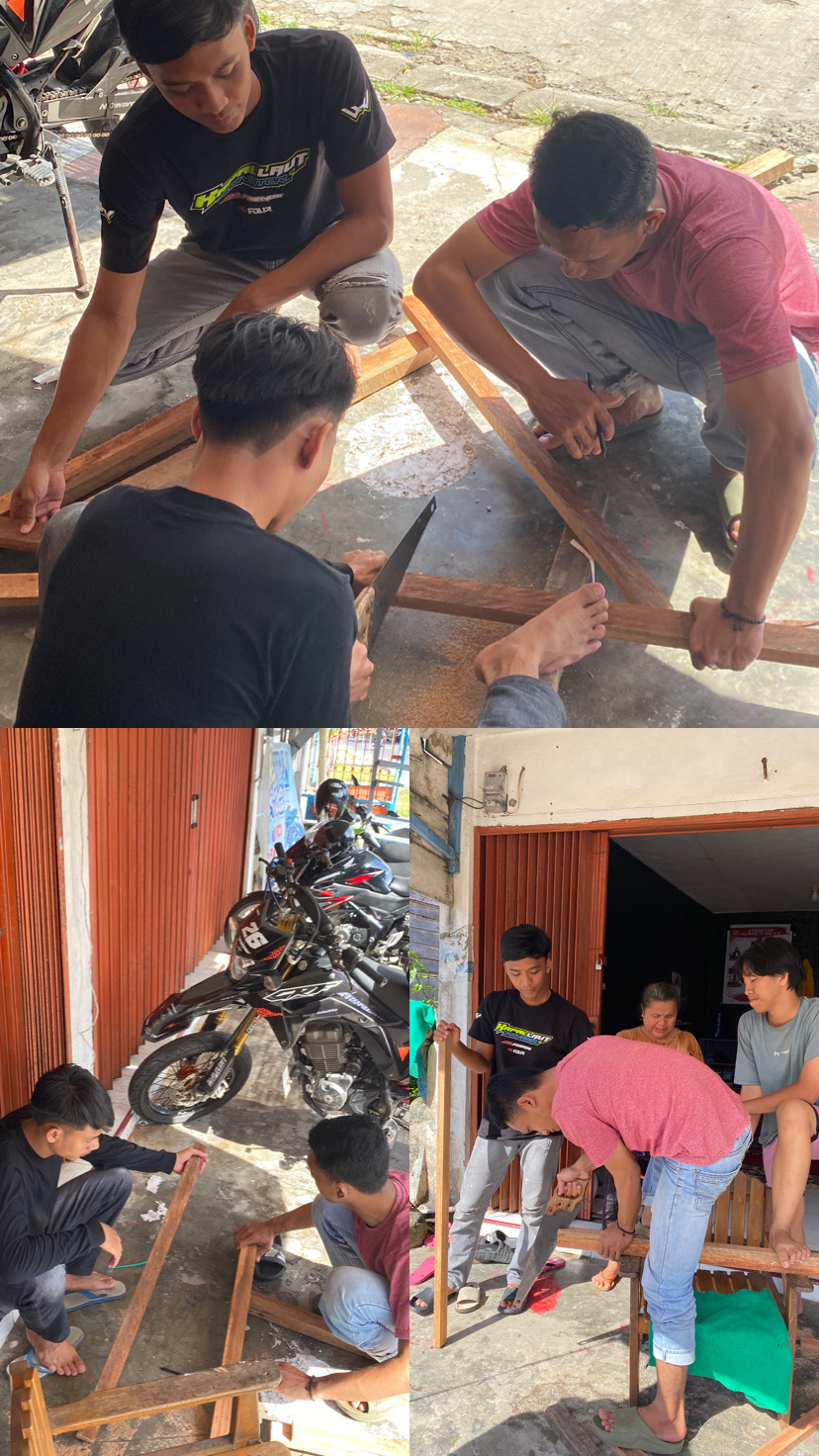 pembuatan rangka kayu proker denah lokasi anggut bawah sebelum finishing pemasangan spanduk denah nya