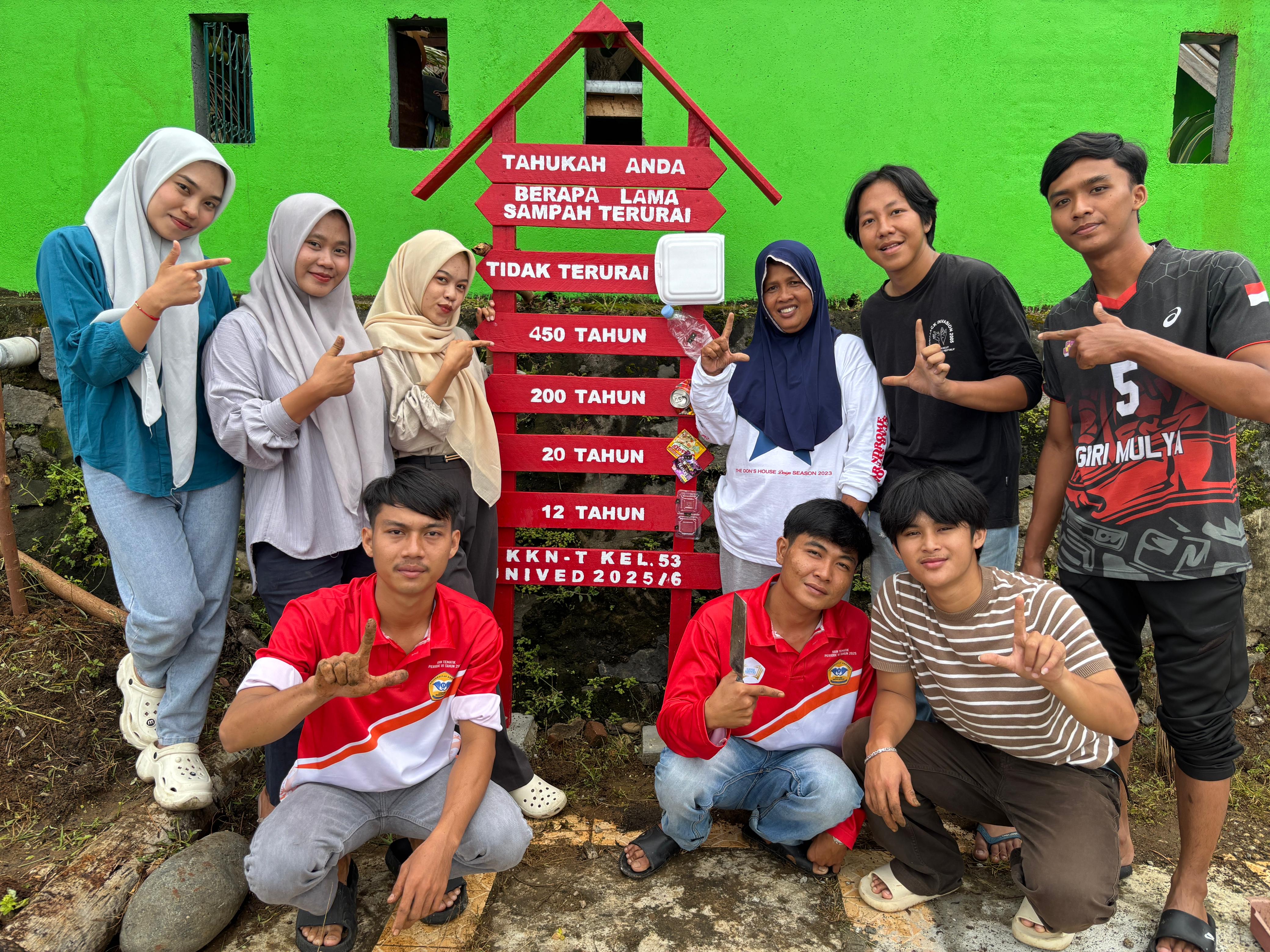 foto bersama ketu rt02 rw02 kelurahan anggut bawah