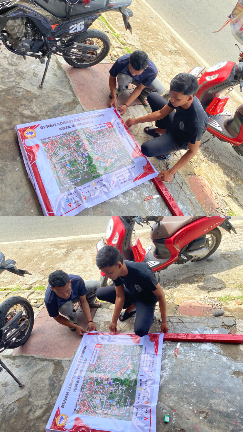 pemasangan spanduk denah lokasi di rangka kayu yg sudah di buat.