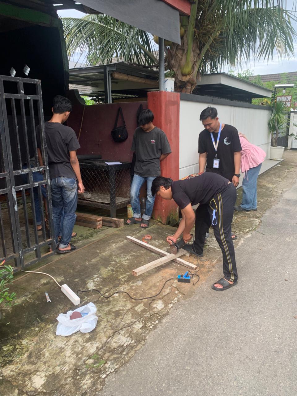 pemotongan kayu buat penutup got