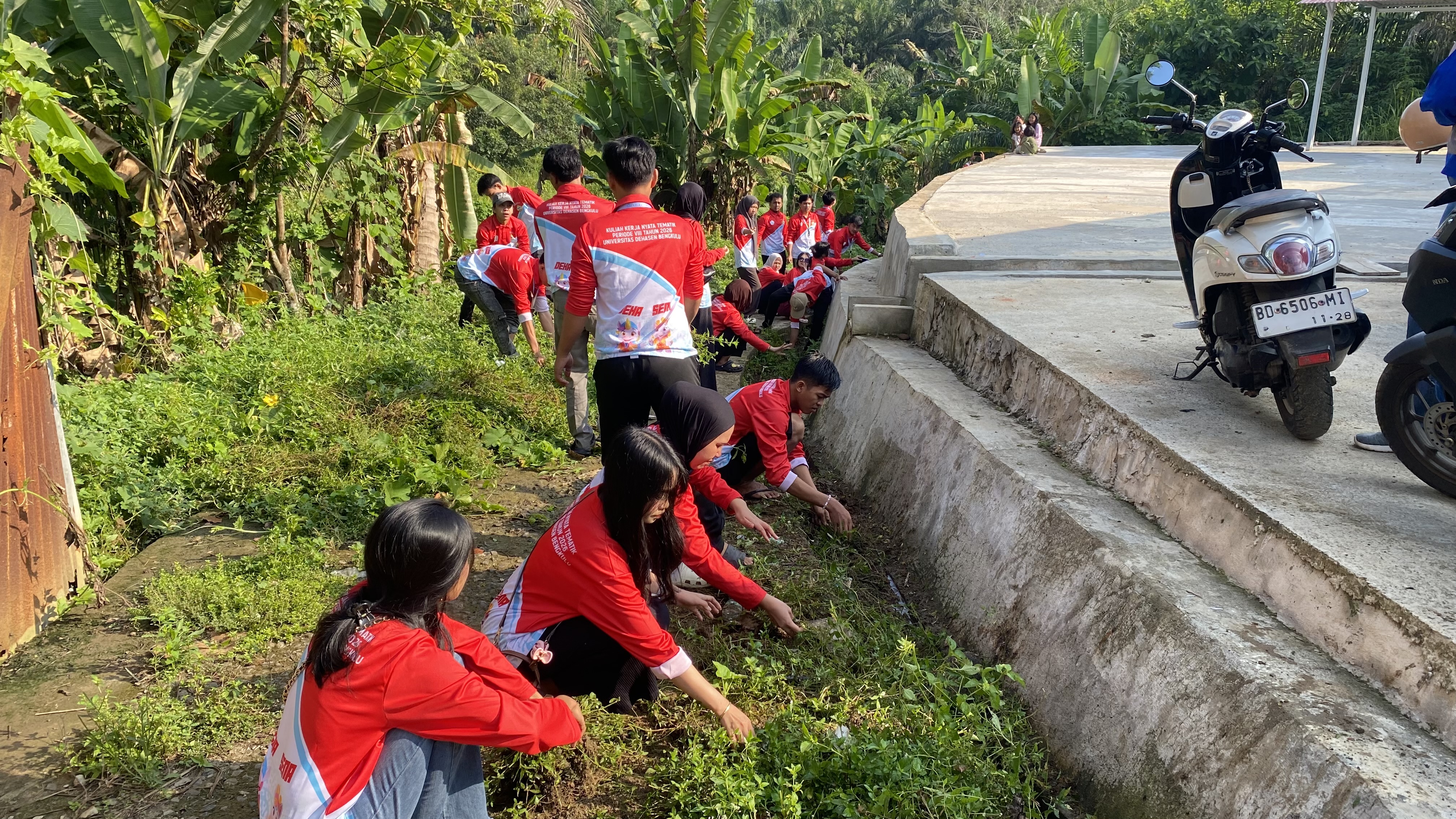 Gotong Royong untuk membersihkan Posyandu dan Masjid di Desa Taba Pasmah 