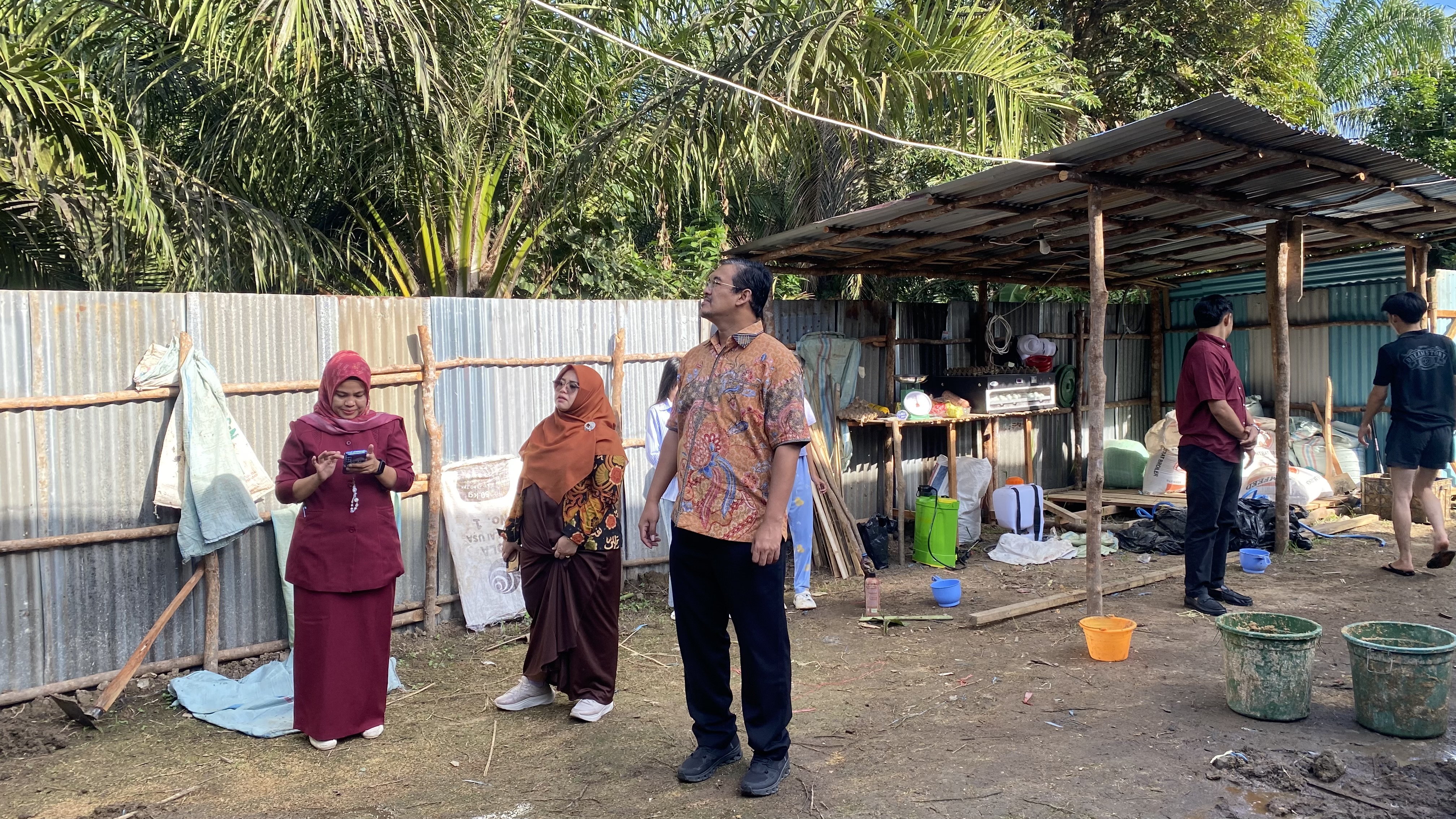 Kunjungan Ketua dan Anggota LPPM Ke Kandang Bebek