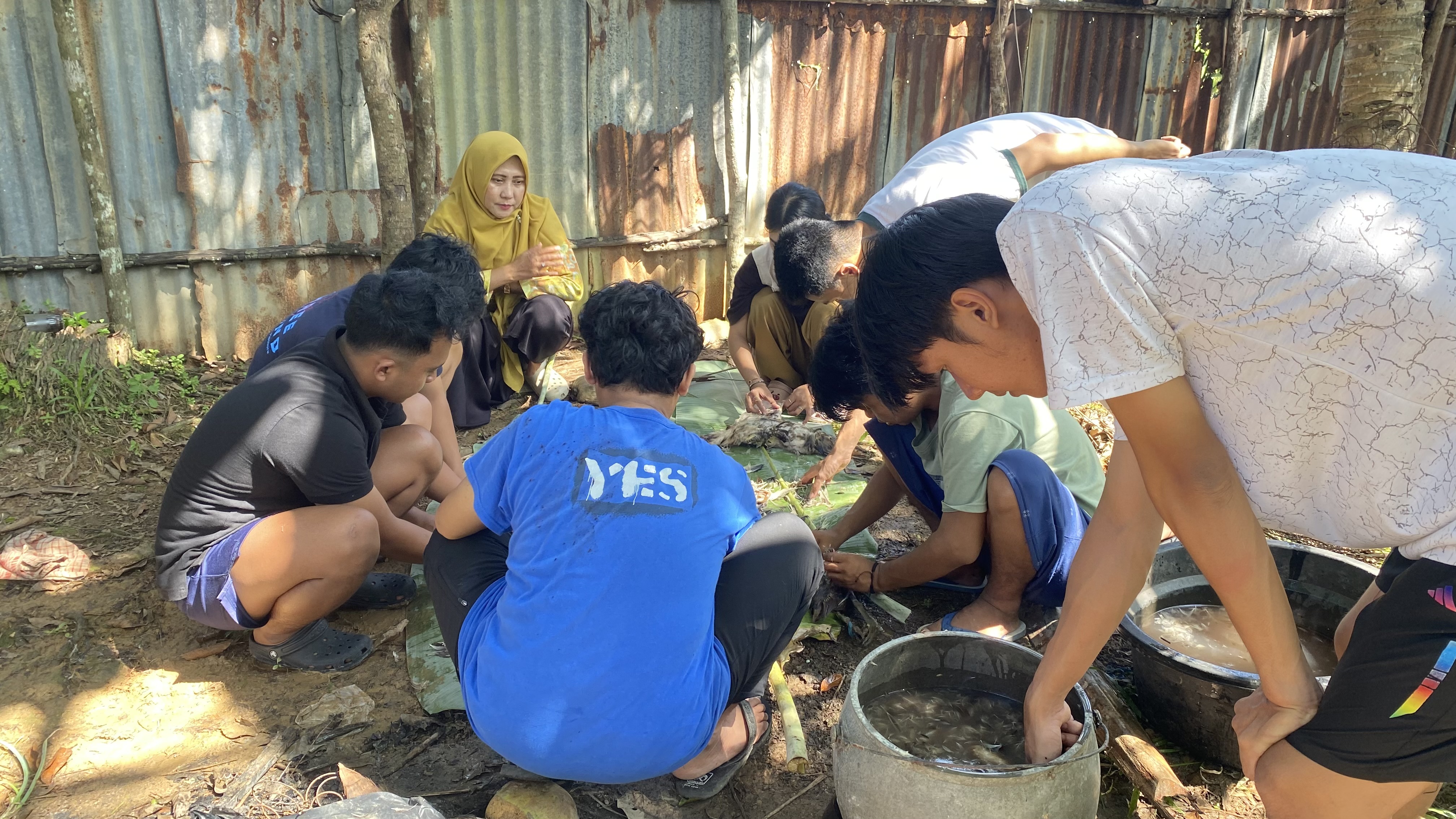 Proses Pencabutan Bulu Bebek Untuk Membuat Bebek Ungkep 