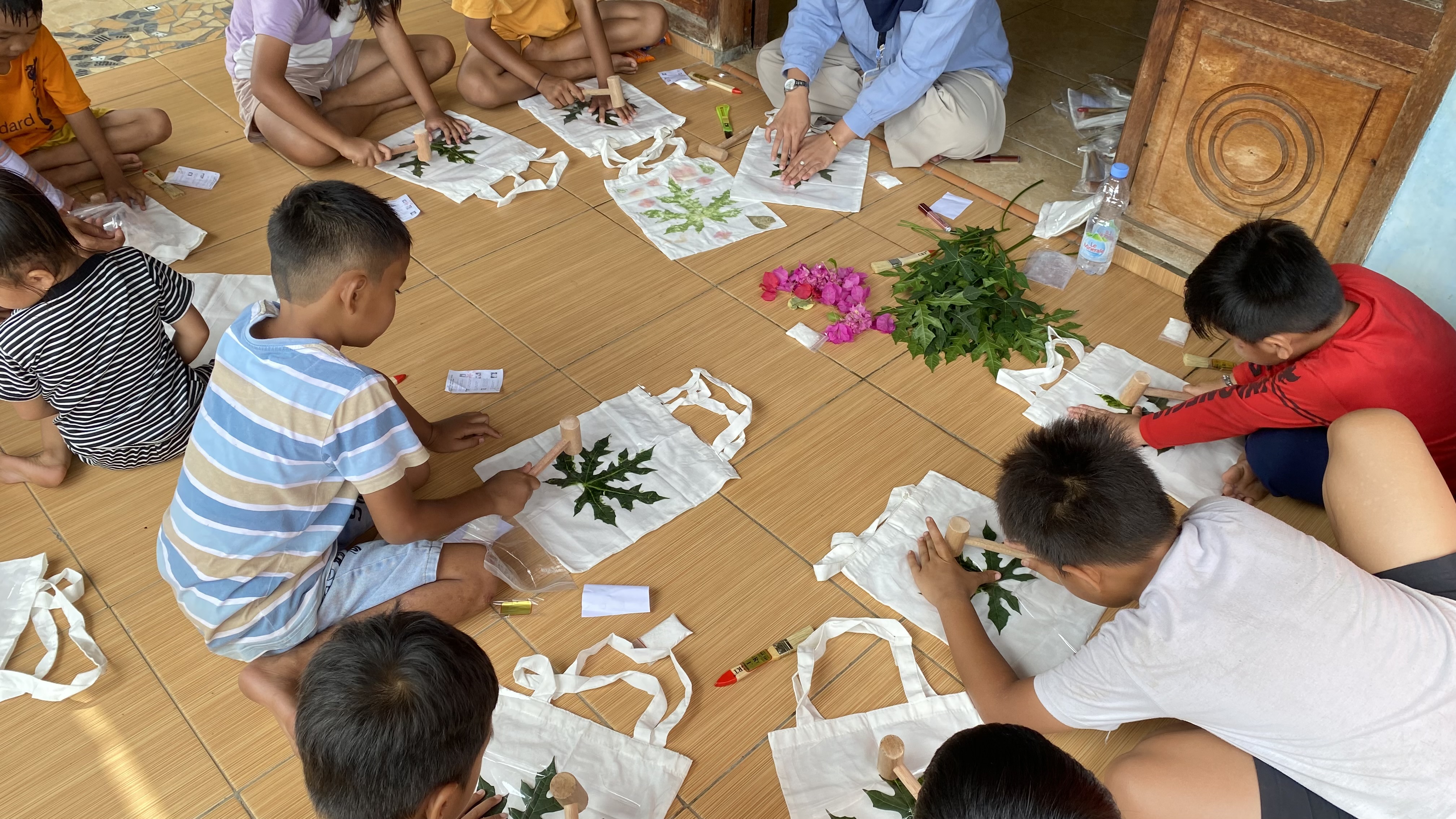 Menjalankan Proker Ecoprint Bersama Anak-Anak Dusun 3,Desa Taba Pasmah