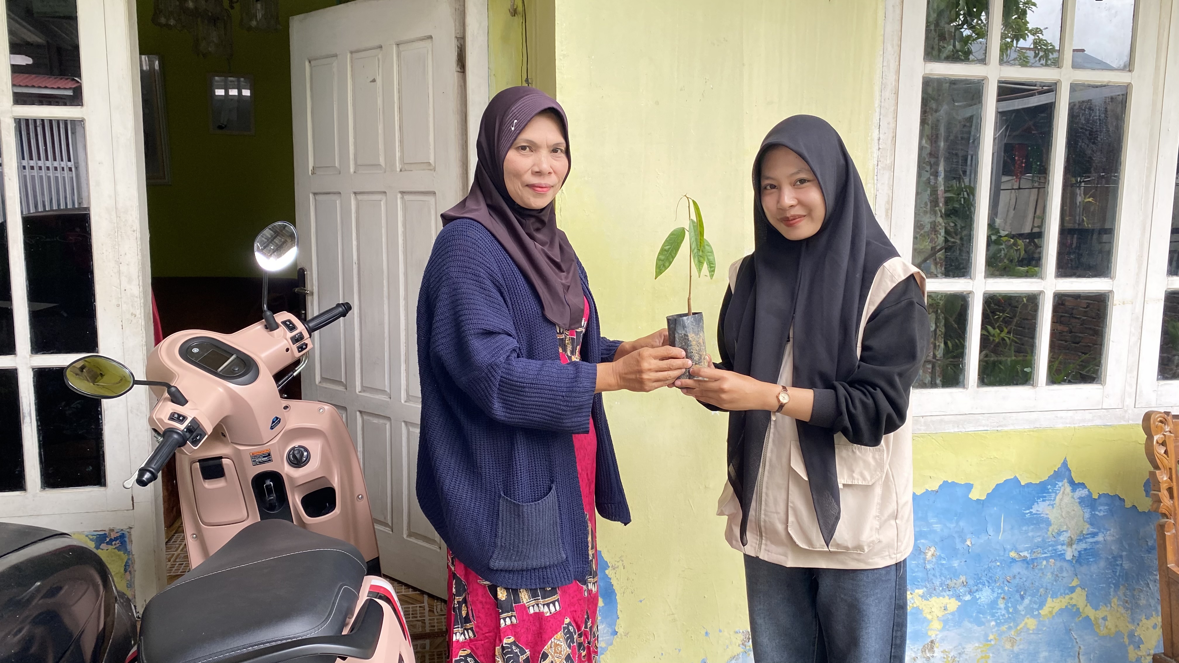 Pembagian Bibit Di Dusun III Desa Taba Pasmah 