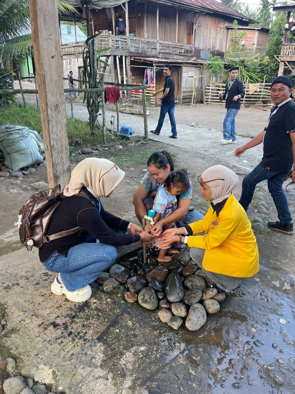 Kelompok 25 bersosialisasi kepada warga desa muara betung 4L pentingnya menjaga kebersihan dan mencuci tangan kepada anak anak warga setempat