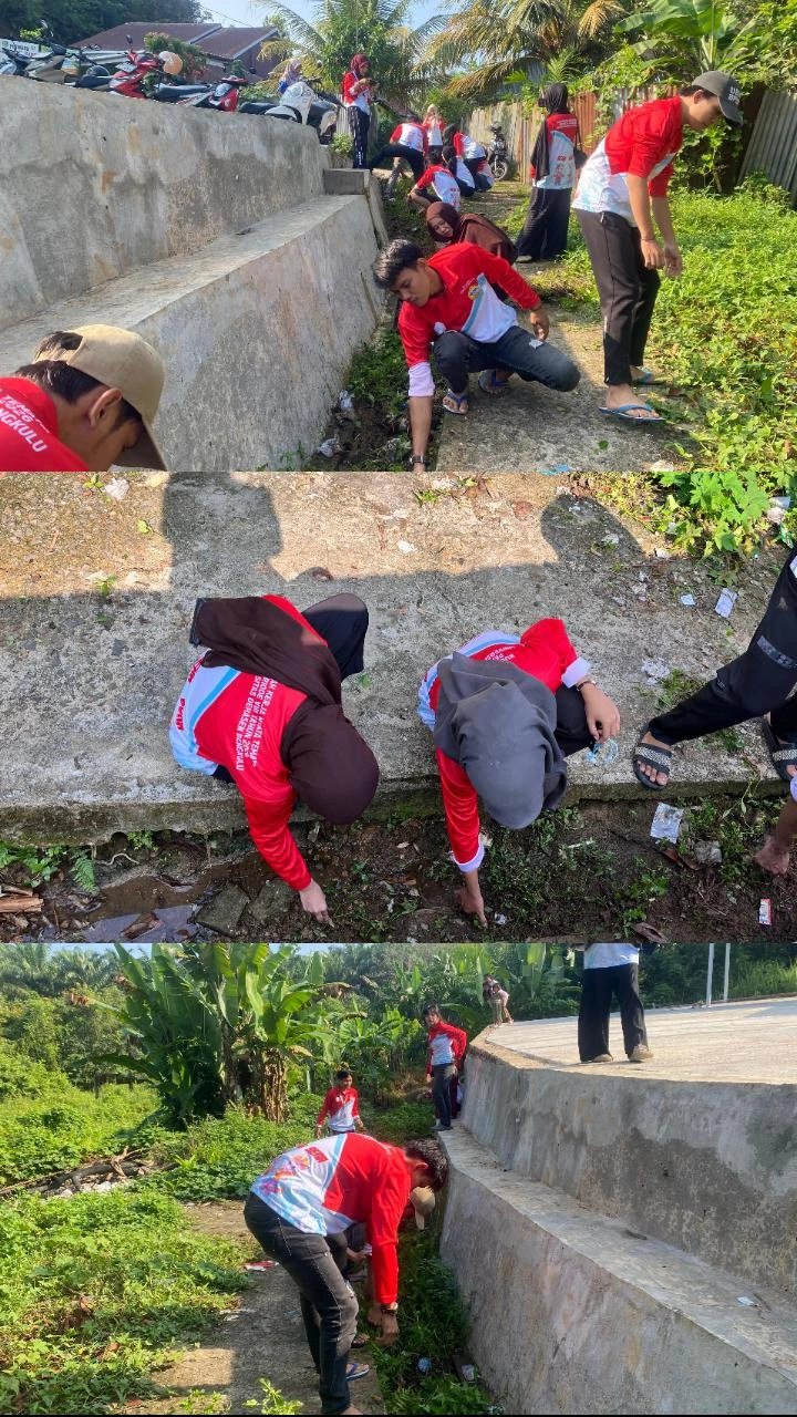 Gotong royong membersihkan perkarangan posyandu dan masjid di desa Taba Pasmah 