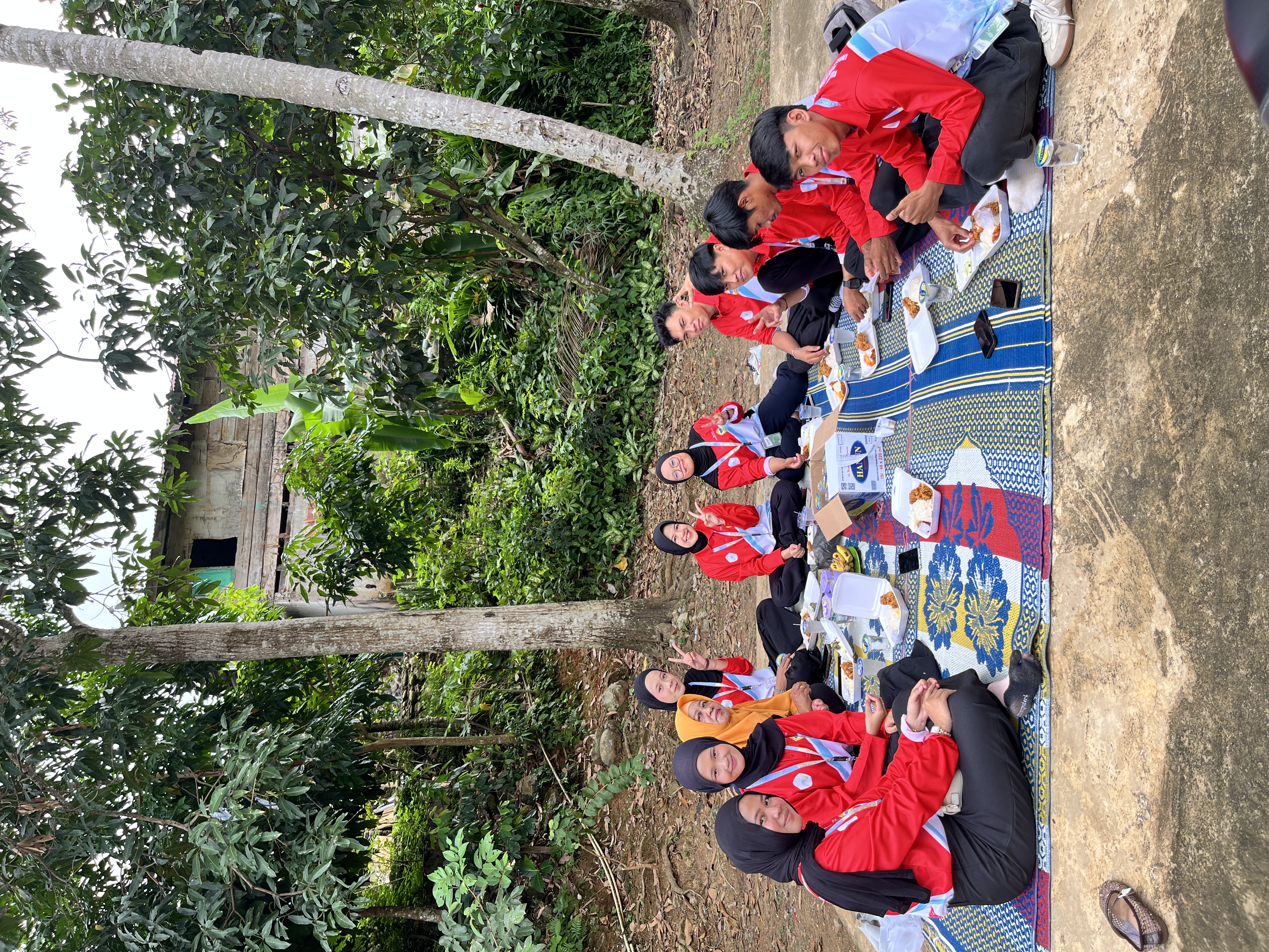 Makan bersama dengan DPL. kelompok 9 KKN-T periode VIII Universitas Dehasen Bengkulu