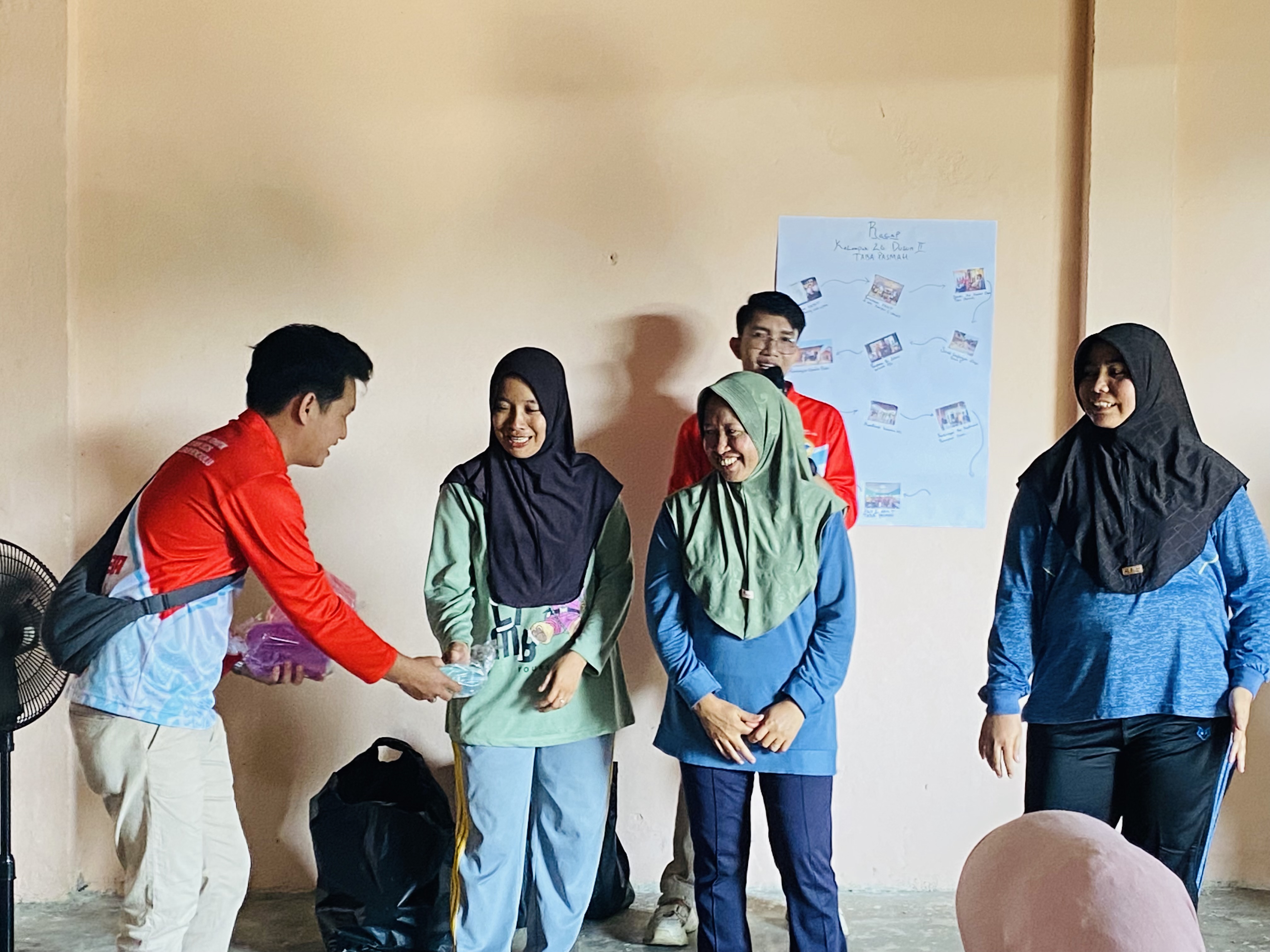 pembagian doorprize bagi ibu2 yang bisa menjawab pertanyaan dari kelompok KKN 21. Desa Taba Pasmah.
