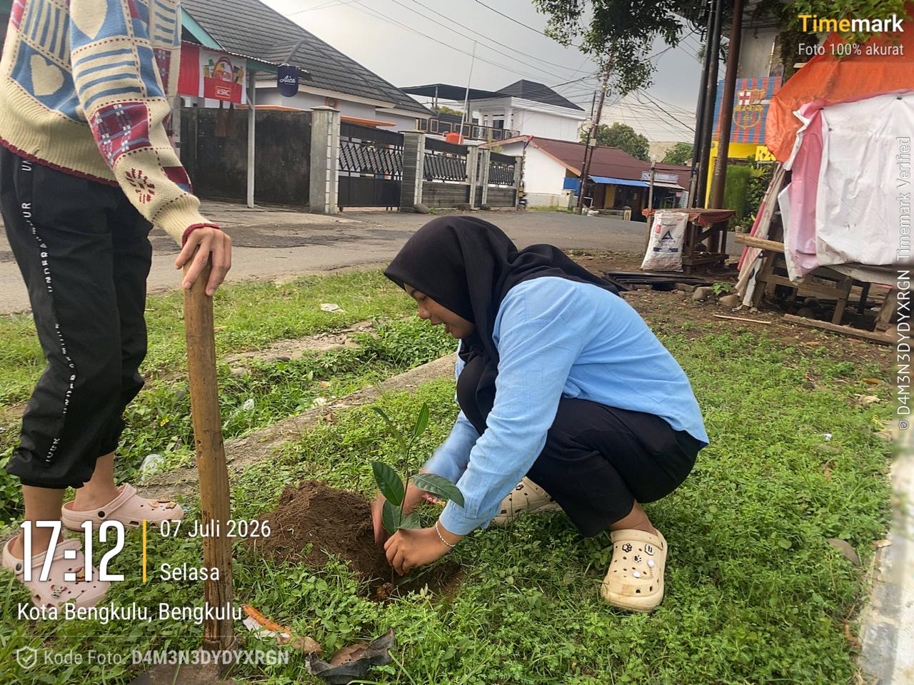 kegiatan kkn periode VIII Penanaman di lapangan Rt.08