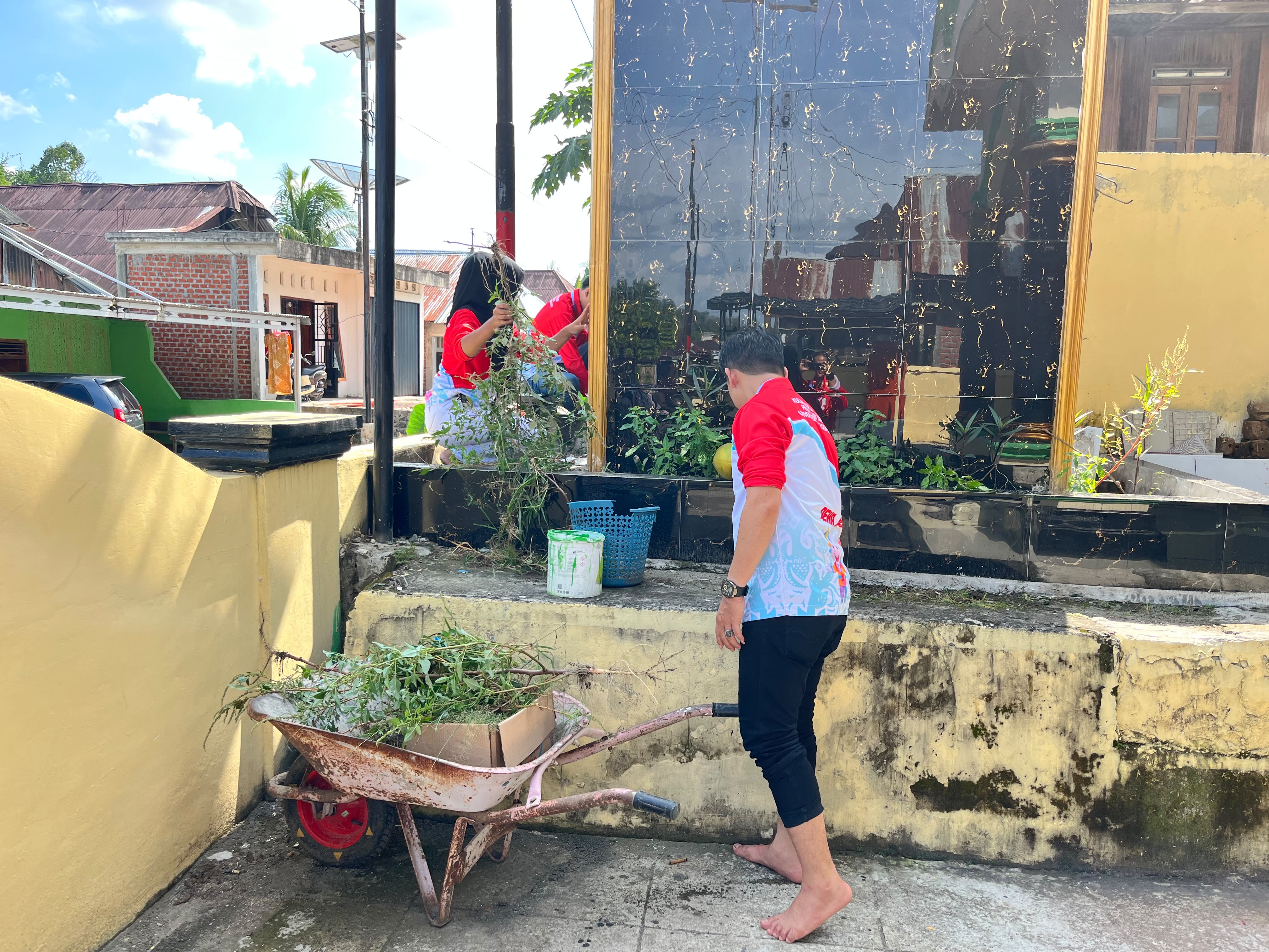 KEGIATAN GOTONG ROYONG MEMBERSIHKAN MASJID MENJELANG SHOLAT JUM'AT KEL.25 4L