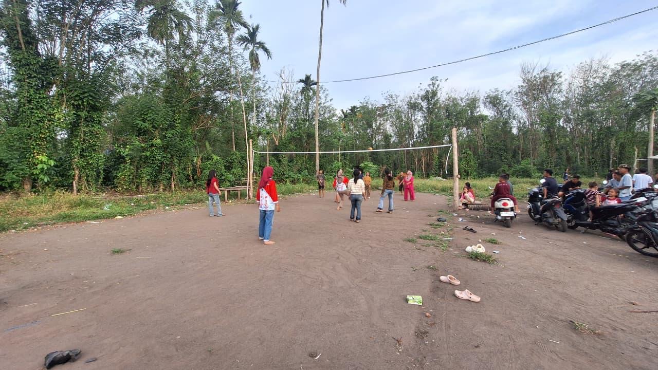 Bermain volly bersama warga muara betung.