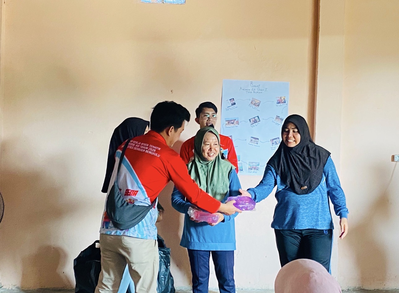 Pembagian doorprize kepada warga yg antusias mengikuti sosialisasi digital marketing