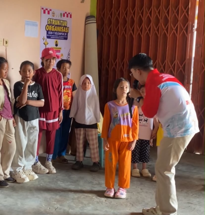 Kkn mengajar Edukasi kepada anak2 untuk gemar menabung sejak dini di desa taba pasma