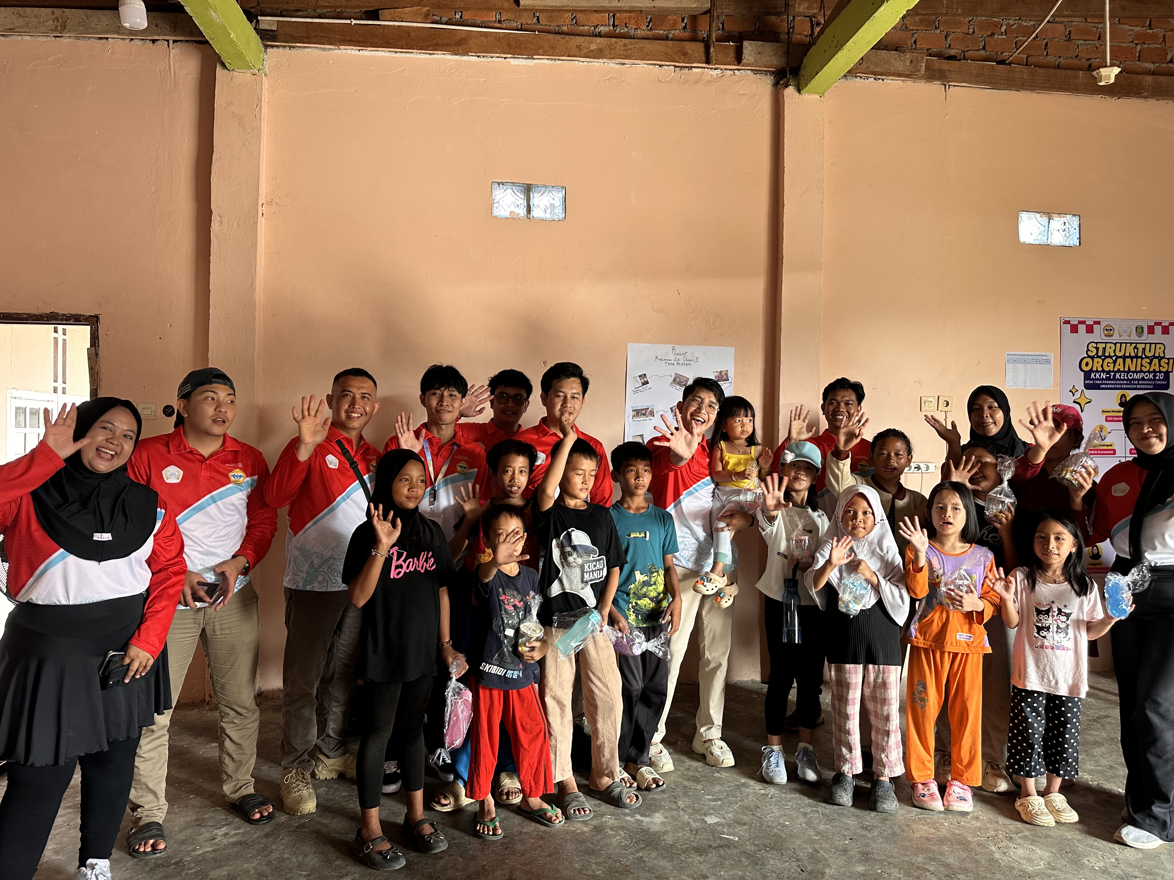 Kkn mengajar Edukasi kepada anak2 untuk gemar menabung sejak dini di desa taba pasma
