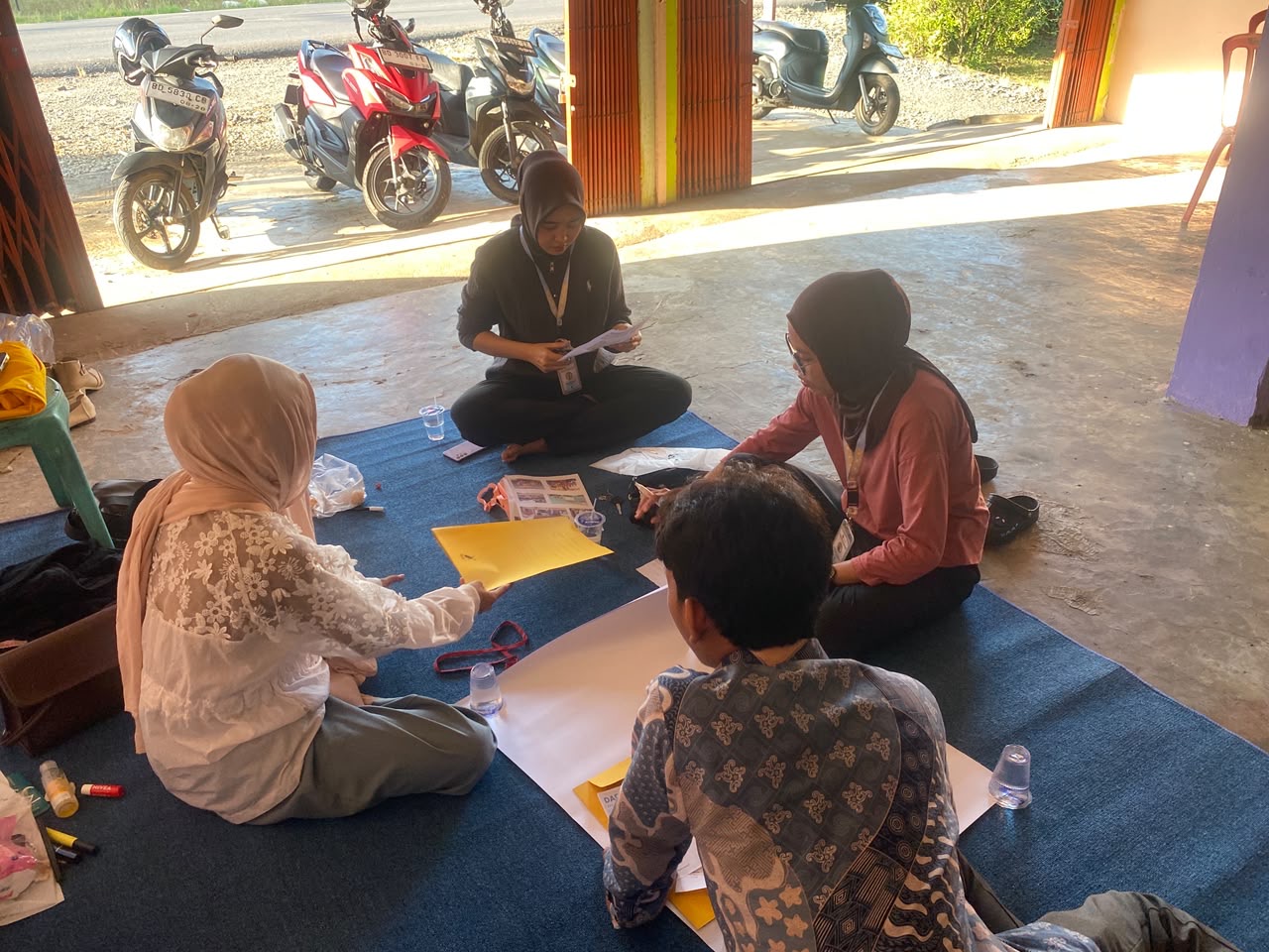 membuat mading alur kergiatan kelompok 20