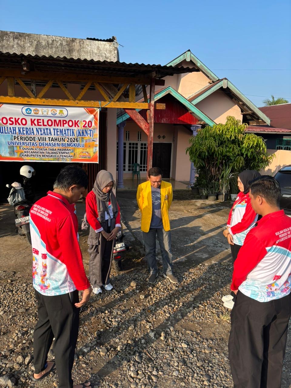 berdoa bersama dalam rangka persiapan kegiatan kerja bakti