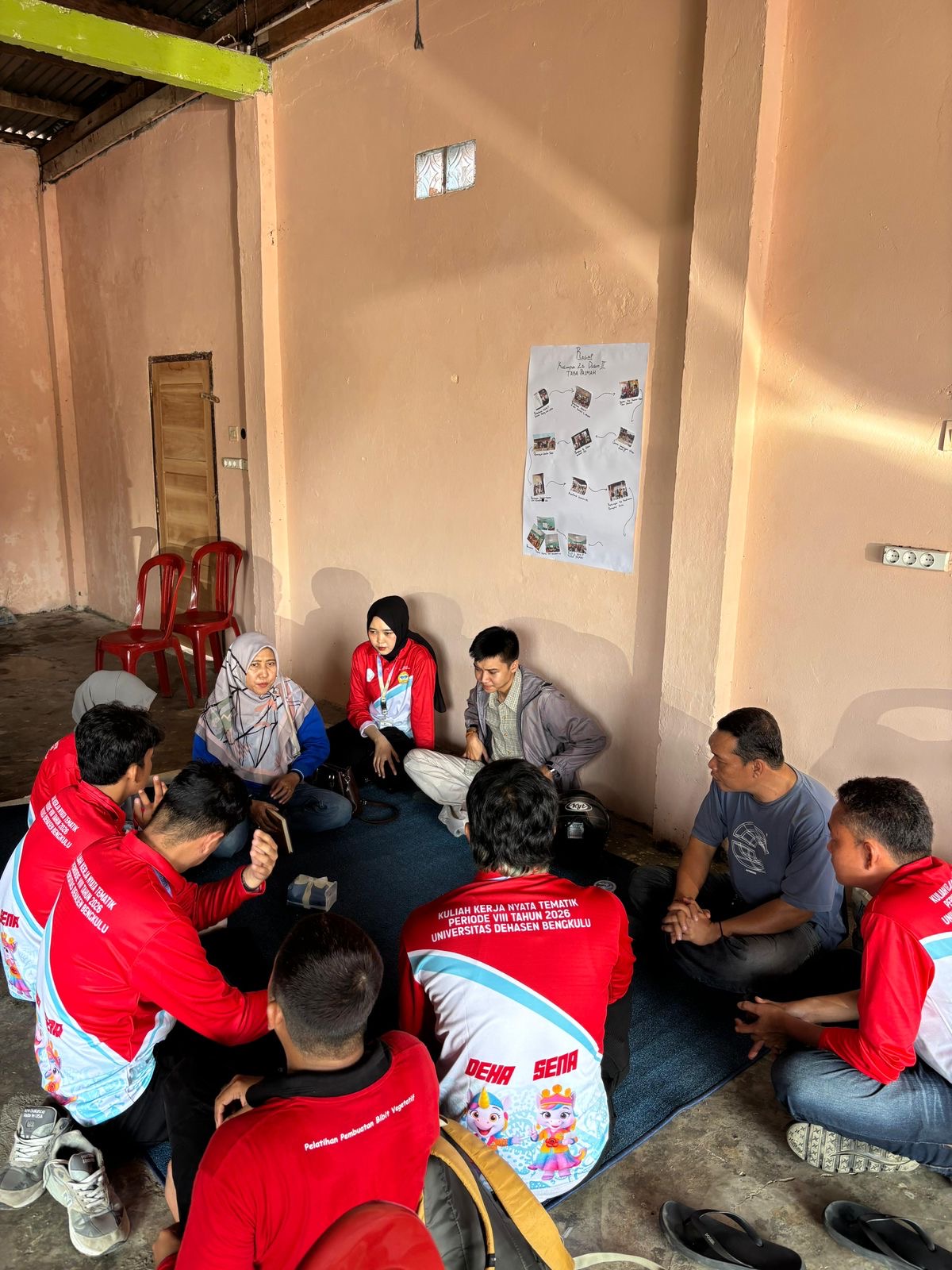 kegiatan diskusi kelompok 20 bersama ibu Siti Hanila Selaku Dosen Pembimbing Lapangan (DPL) dan Koordinator Lapangan (Korlap)  KKN di Desa Taba Pasmah