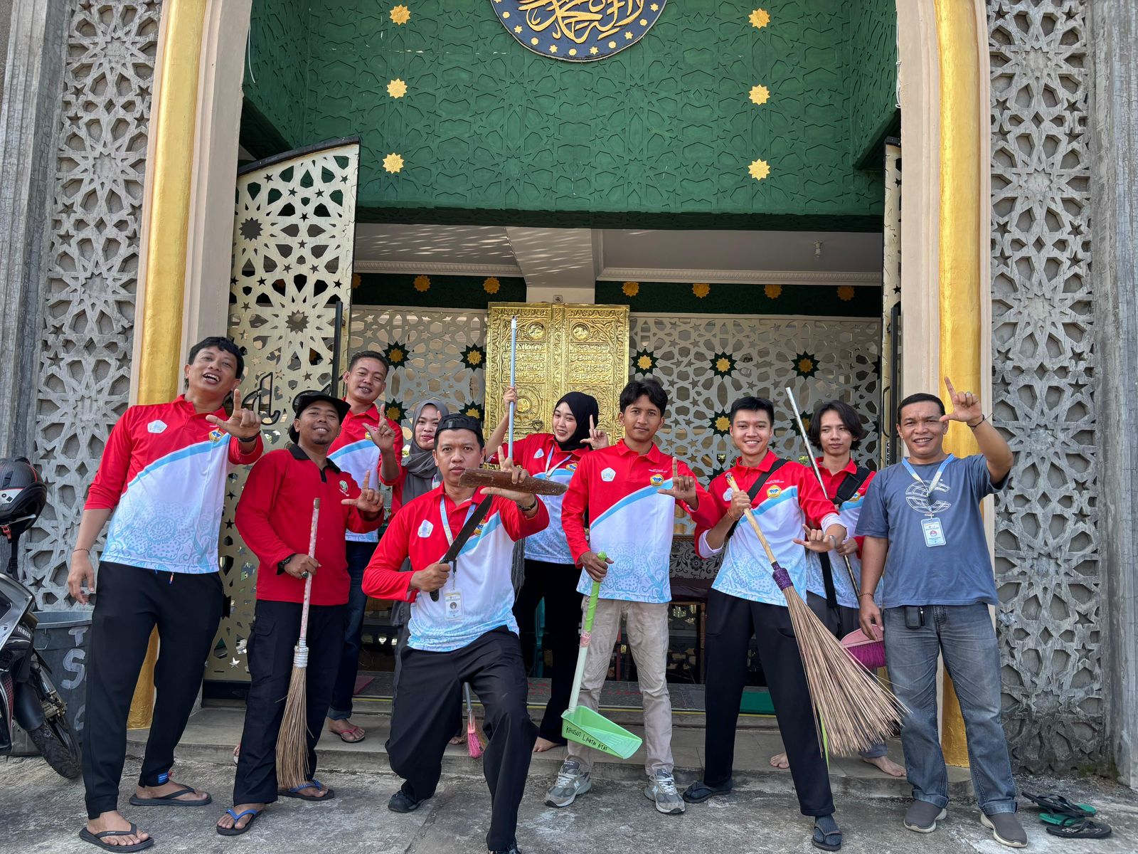 Kegiatan Kelompok 20 Membersihkan Masjid Desa Taba Pasmah Bersama Kepala Desa dan Masyarakat Setempat