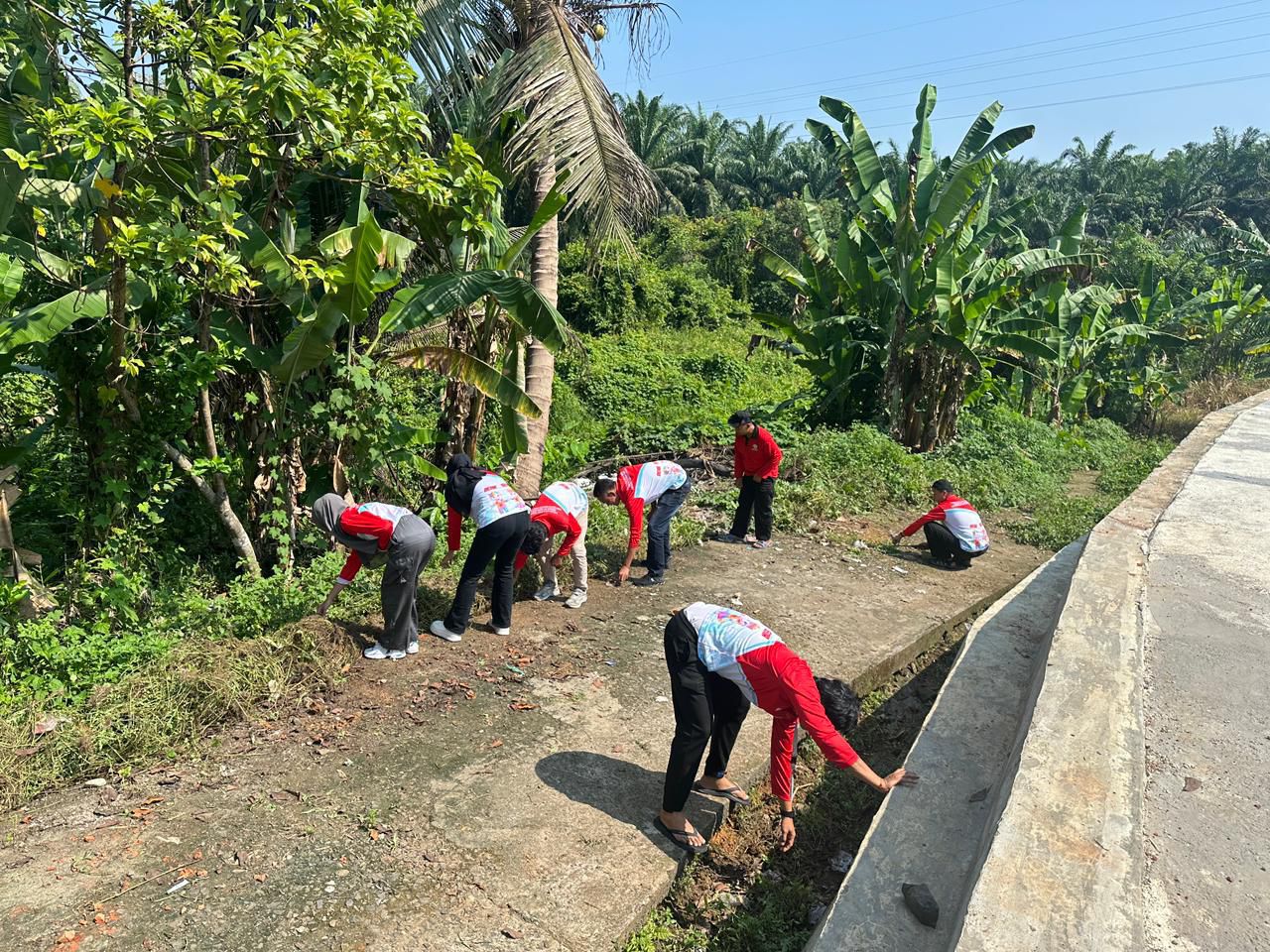 Kelompok 20 Melakukan Gotong Royong Membersihkan Lingkungan Gedung Posyandu Mayang Sari Desa Taba Pasmah