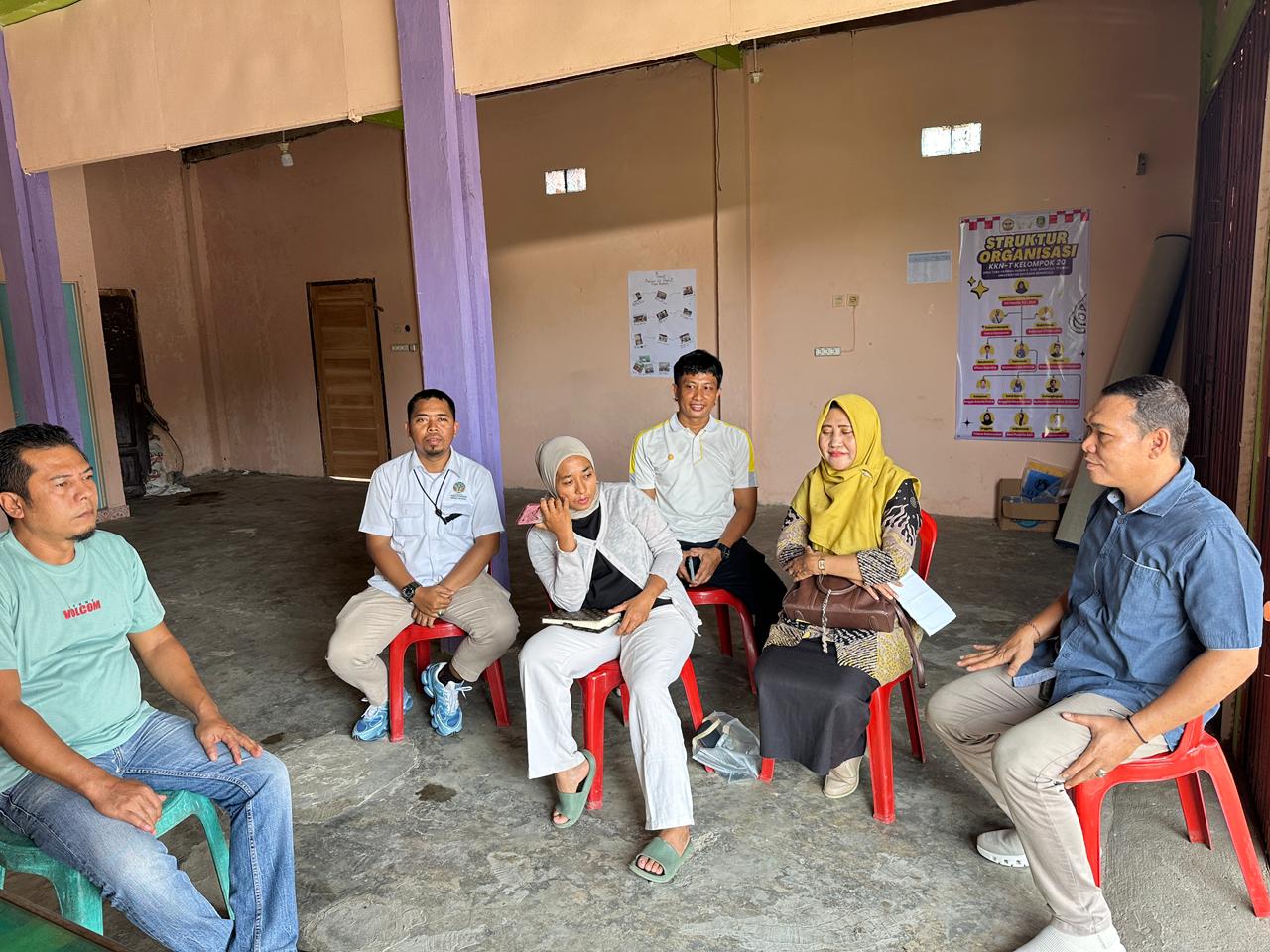 Diskusi Bersama Perangkat Desa dan warga setempat terkait program kerja penanaman bersama kelompok 20