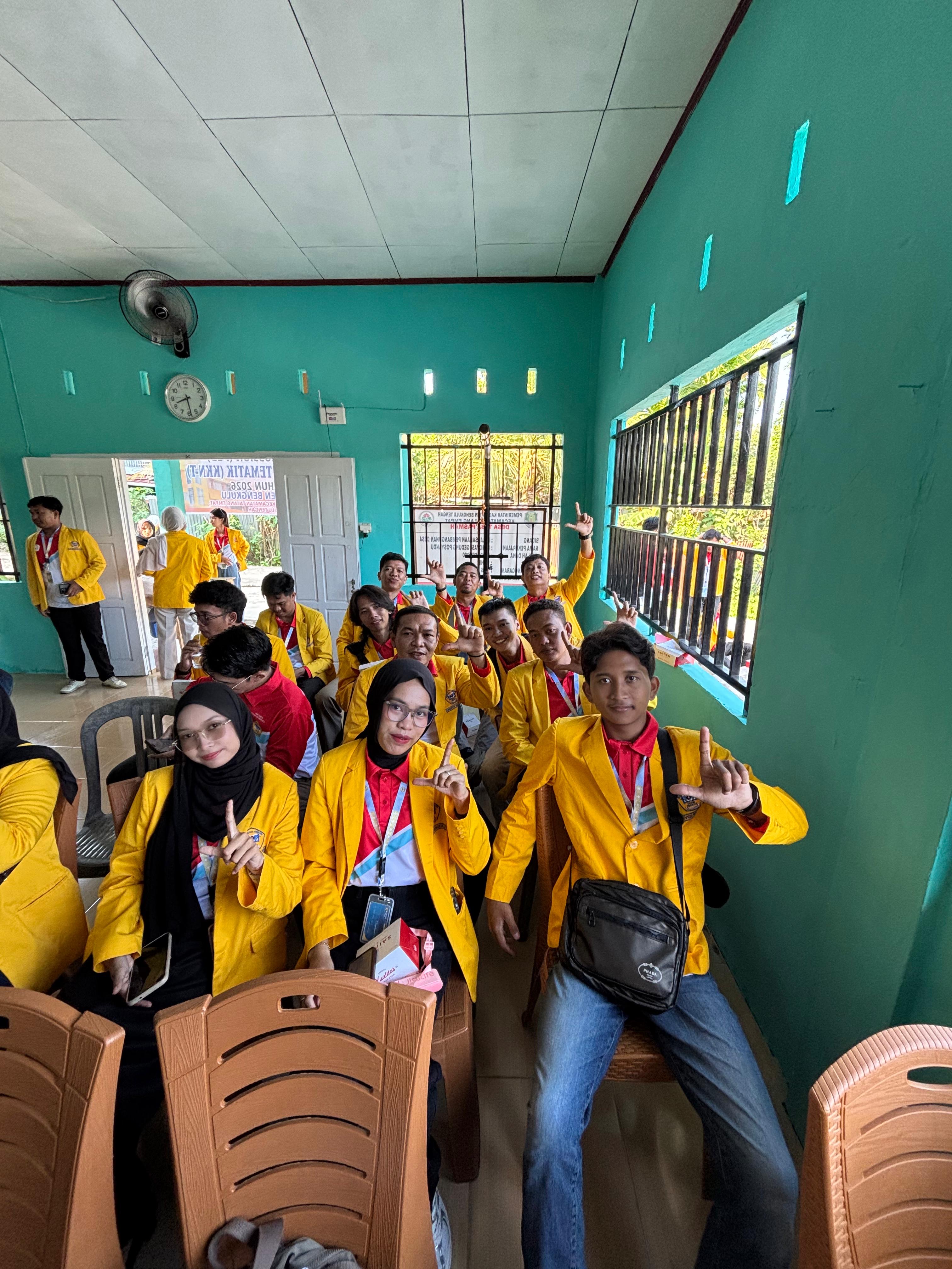 Persiapan Kelompok 20 Mengikuti Kegiatan FGD di Gedung Posyandu Mayang Sari, Desa Taba Pasmah