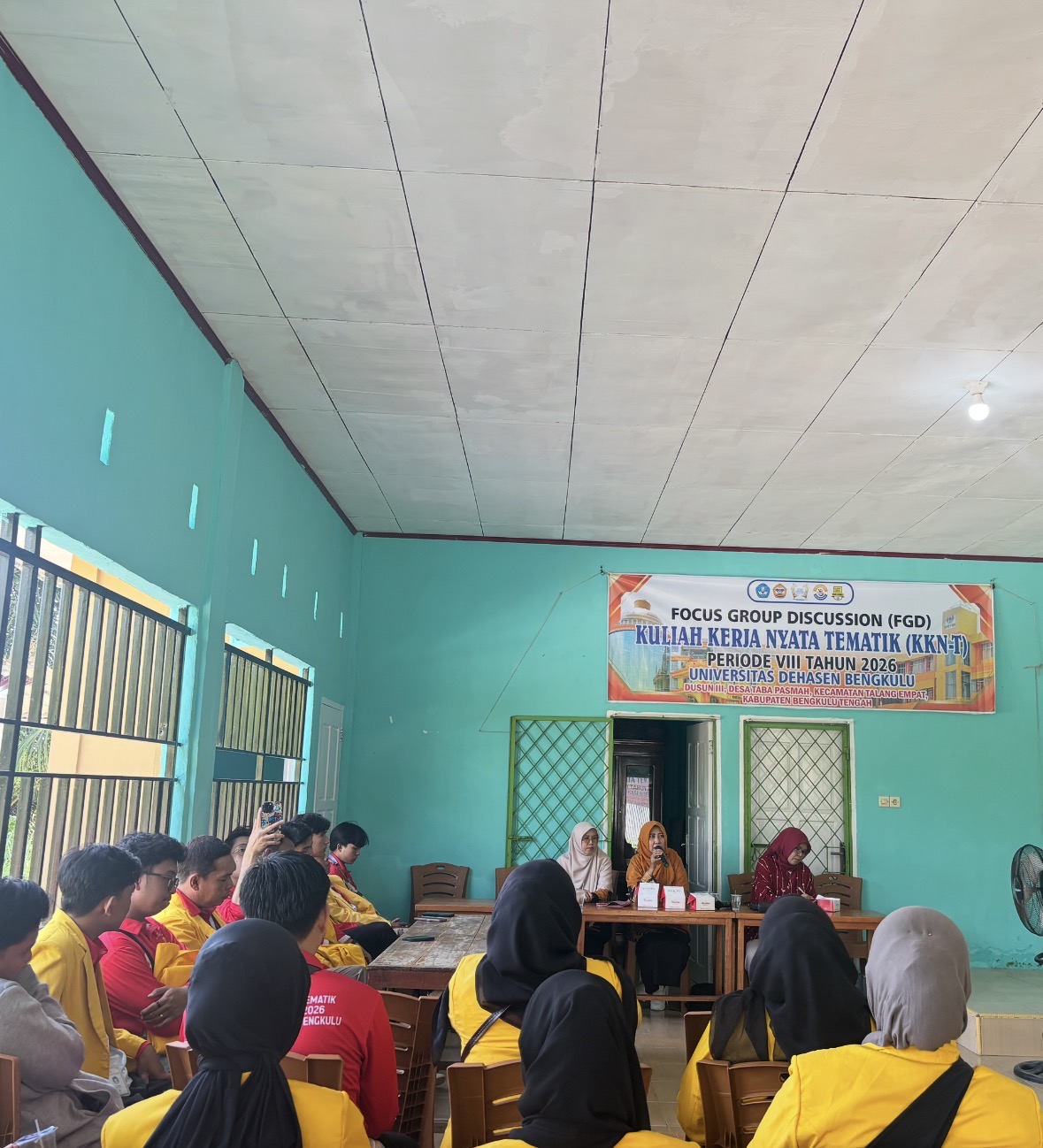 Evaluasi Kegiatan FGD 1 oleh Ibu Siti Hanila selaku Koordinator Lapangan (Korlap) KKN-T