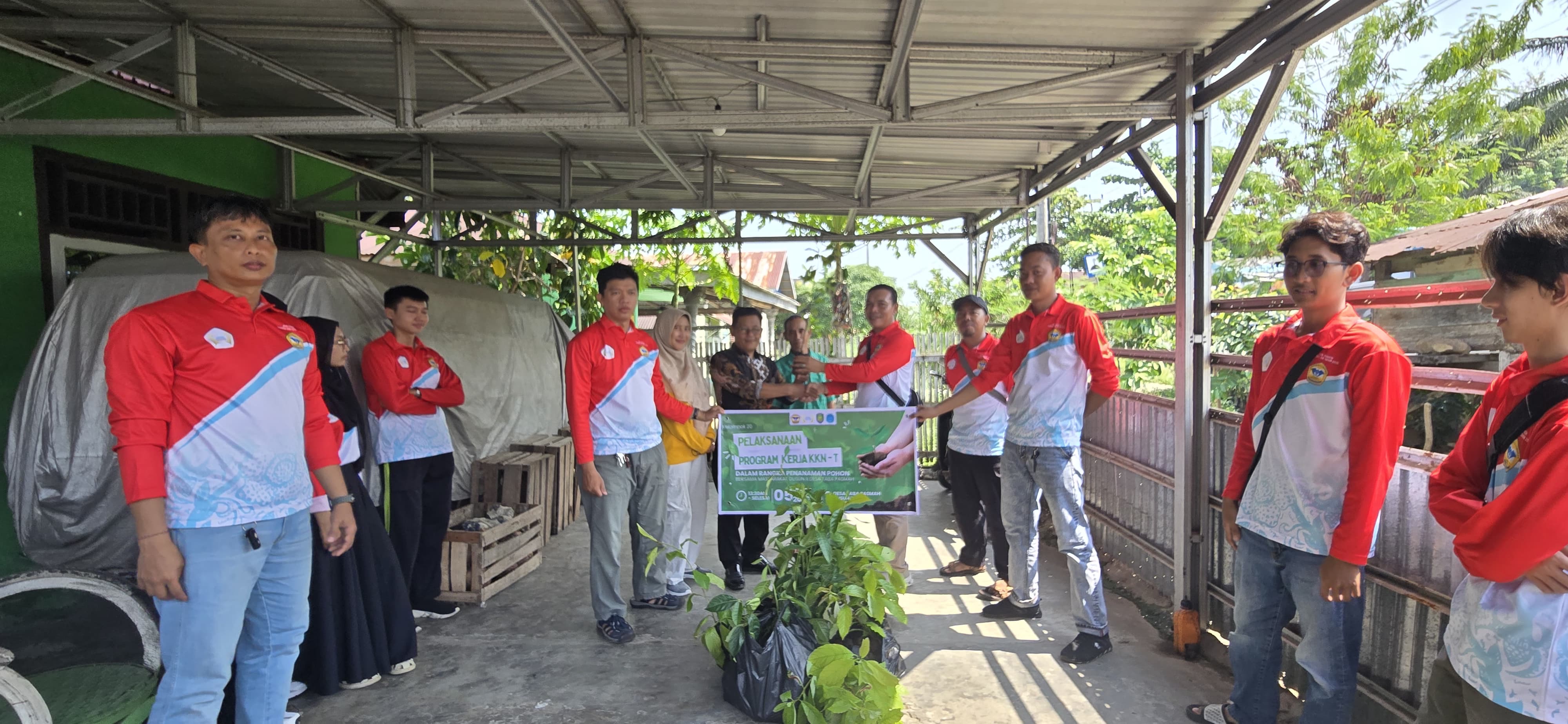 Serah Terima Bibit Pohon kepada Kepala Dusun dan Masyarakat Desa Taba Pasmah