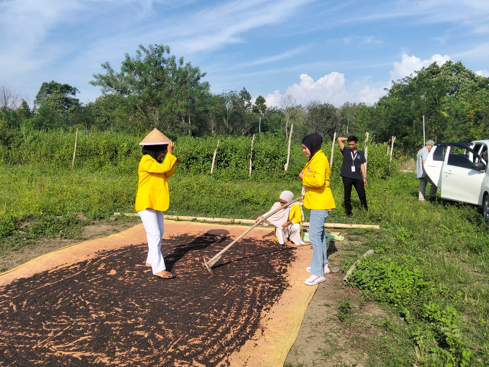 KKN-T kelompok 25 kunjungi hasil panen   budidaya warga desa muara betung