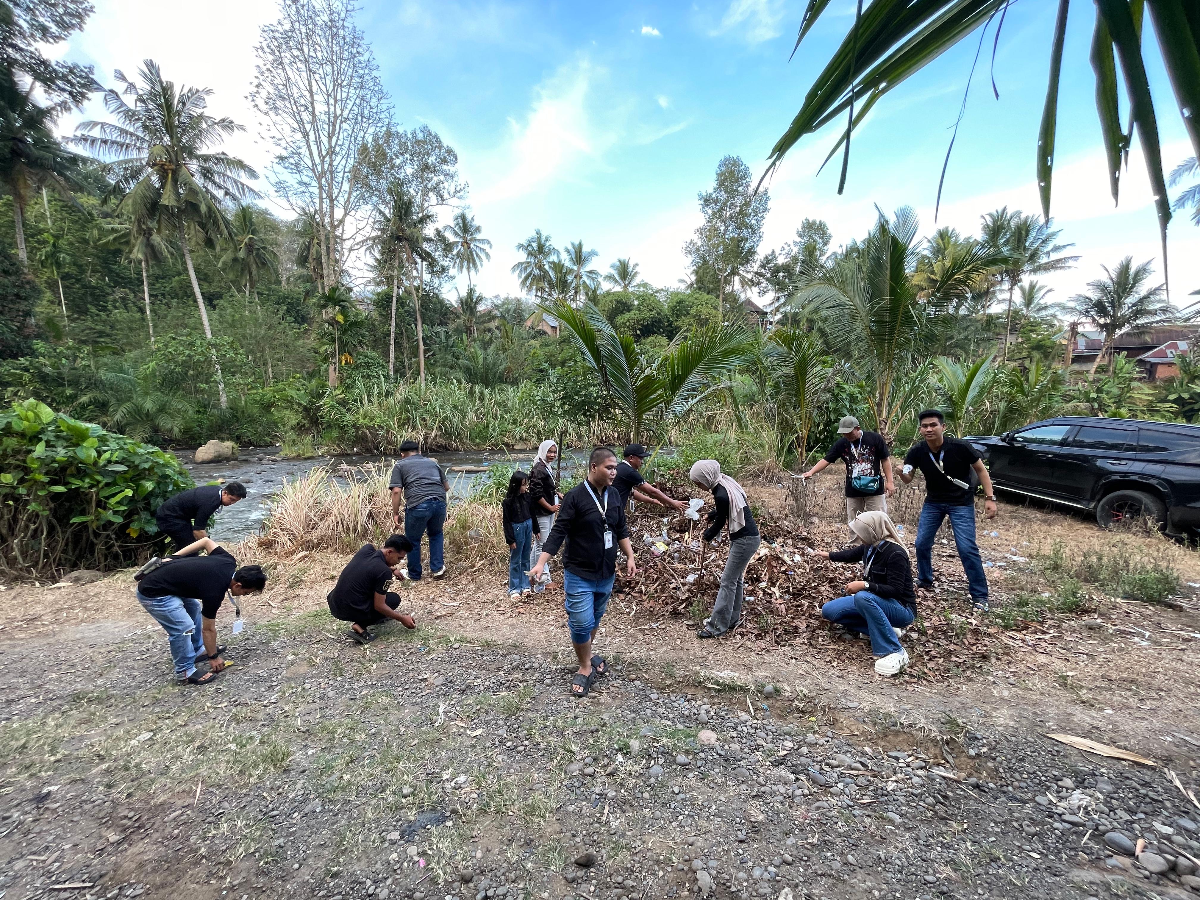 KKN-T kelompok 25 kebersihan lingkungan sungai warga desa muara betung kec. Ulu musi kab empat lawang.