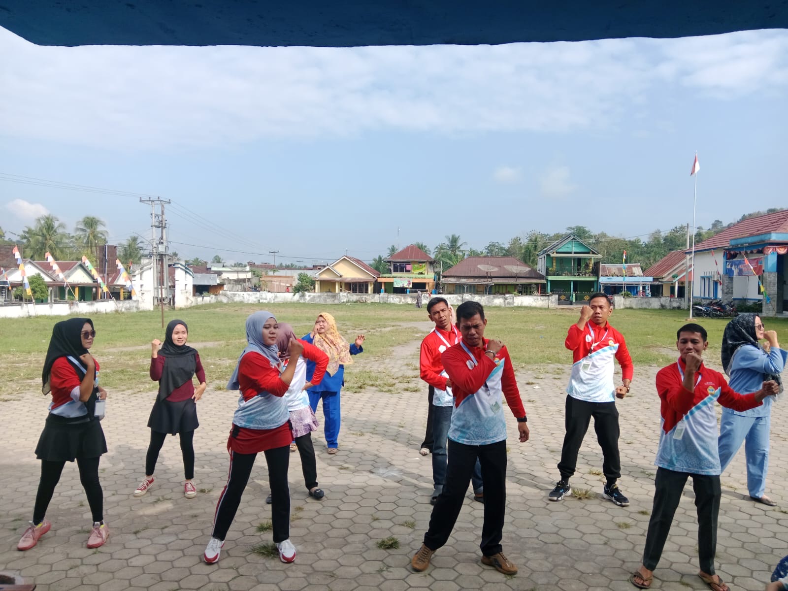 Kelompok KKN-T Periode VIII Universitas Bengkulu Senam Pagi Bersama Perangkat Desa Muara Betung kec. Ulu musi kab. Empat lawang.