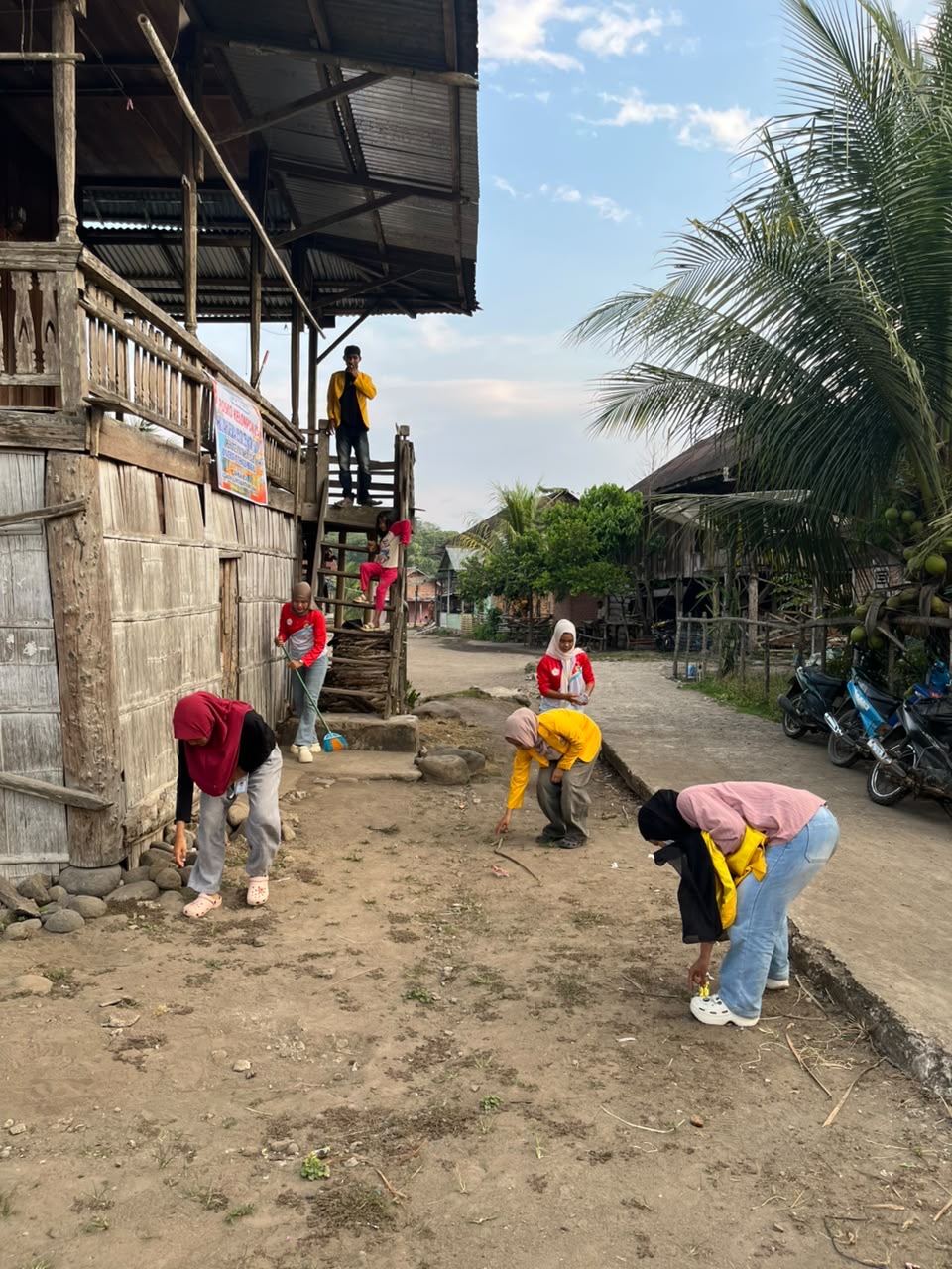 Kelompok 25 kebersihan posko dan lingkungan sekitar