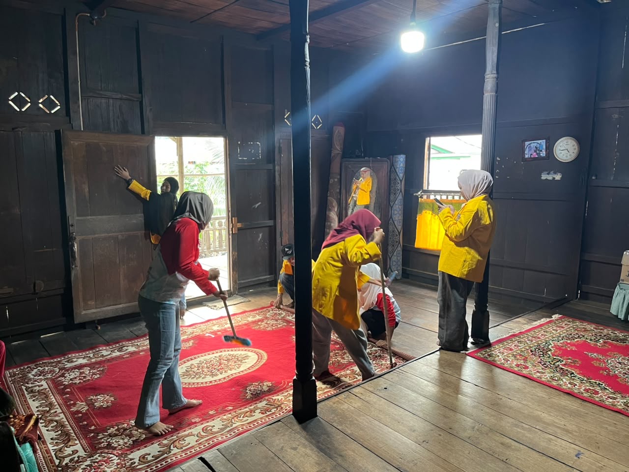 Kelompok 25 kebersihan ruangan posko