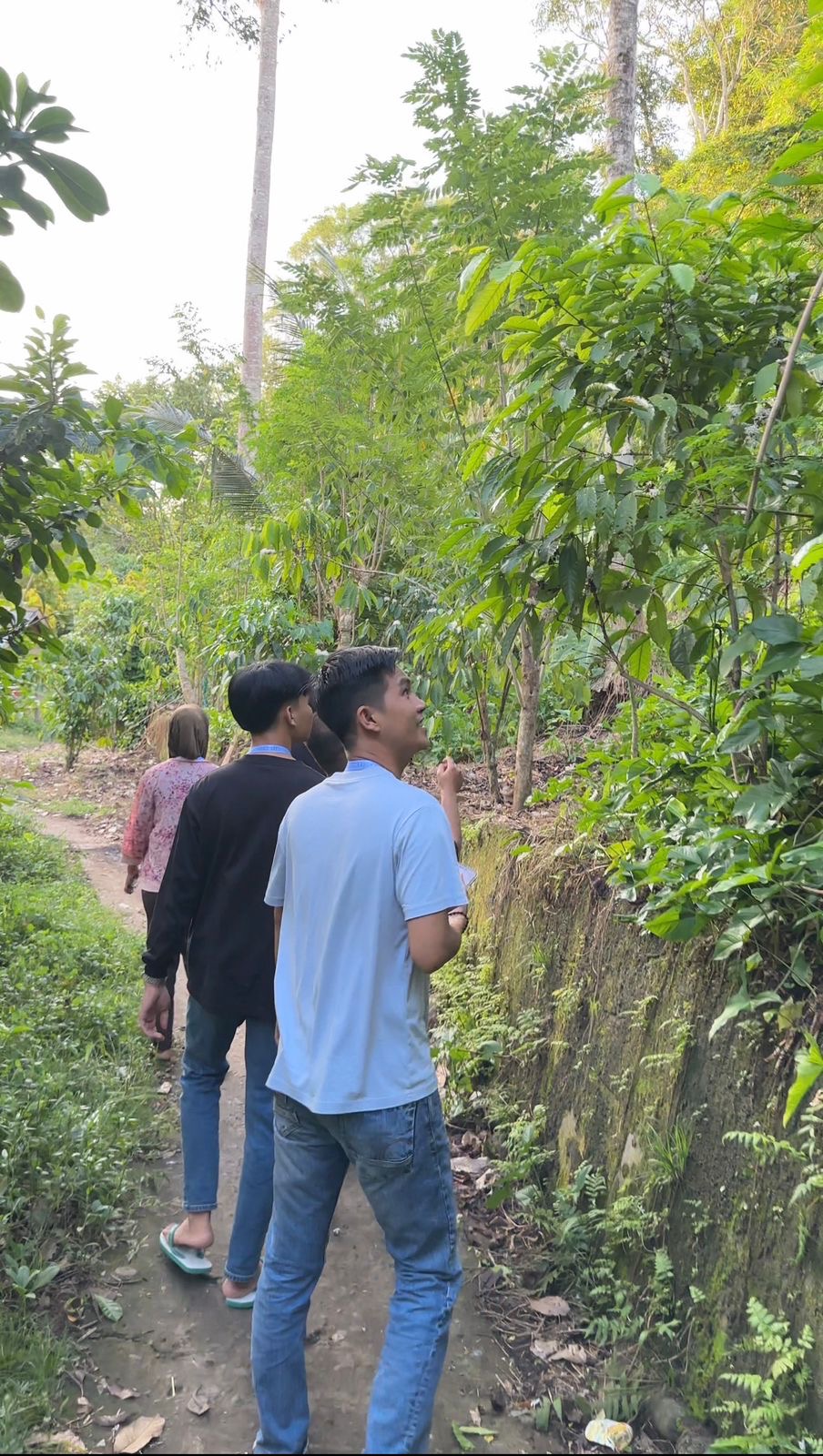 Kelompok 25 mengungjungi  sungai desa muara betung kec. Ulu musi kab. Empat lawang