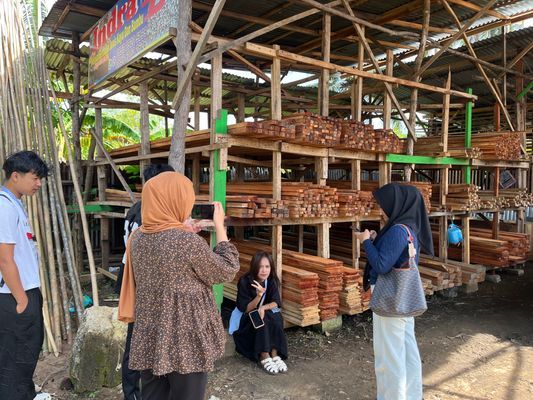 Membeli peralatan buat taman,kayu dan bambu bersama kelompok 47-44-45