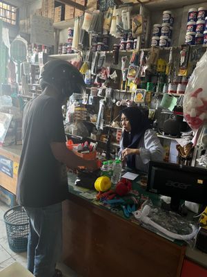 Membeli peralatan untuk taman di lempuing 