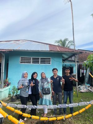 Dokumentasi bersama dpl sesudah mengecat botol