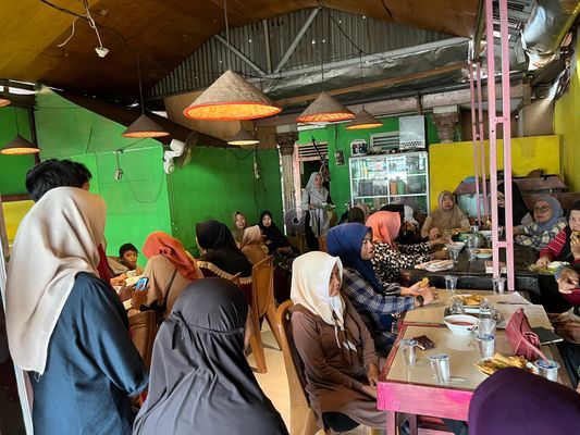 Makan bersama ibuk” rt 10 sesudah acara arisan dan pengajian 