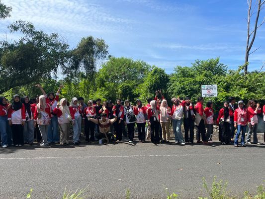 Dokumentasi bersama dpl dan kelompok 1-5 44-49 sesudah bersih” taman