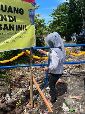 Proses pengecatan tiang dilarang buang sampah di wilayah ini